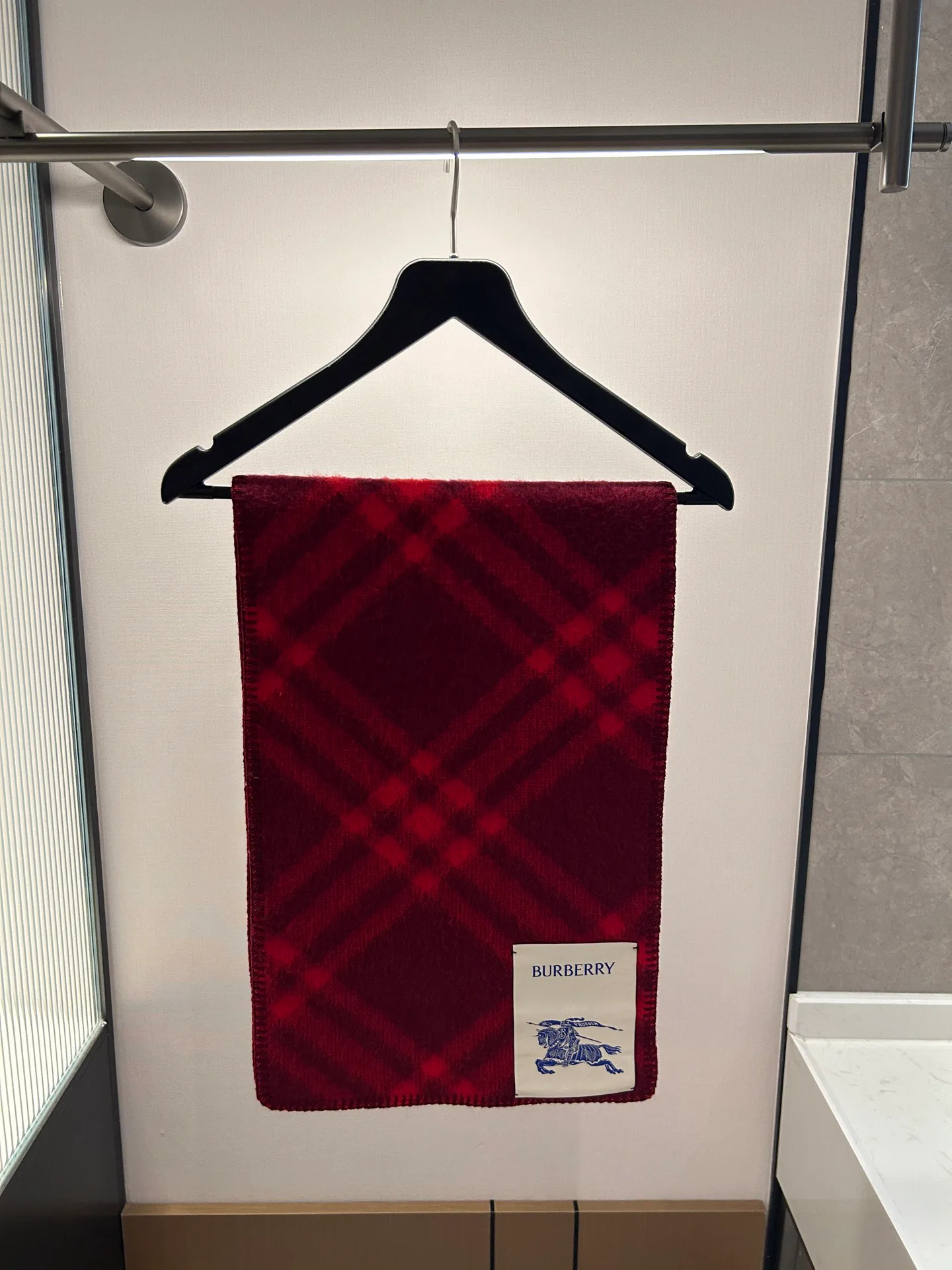 Шарфы Burberry 18507370