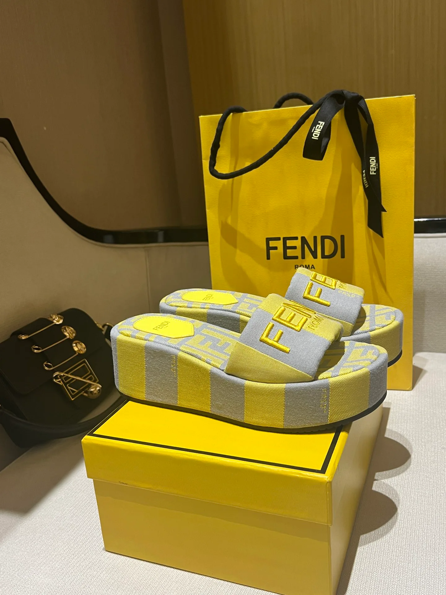 Шлепанцы Женские Fendi 8664