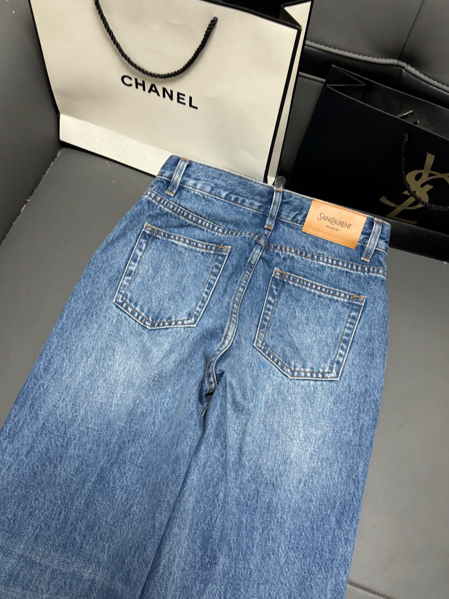 Джинсы Женские Saint Laurent 18174695