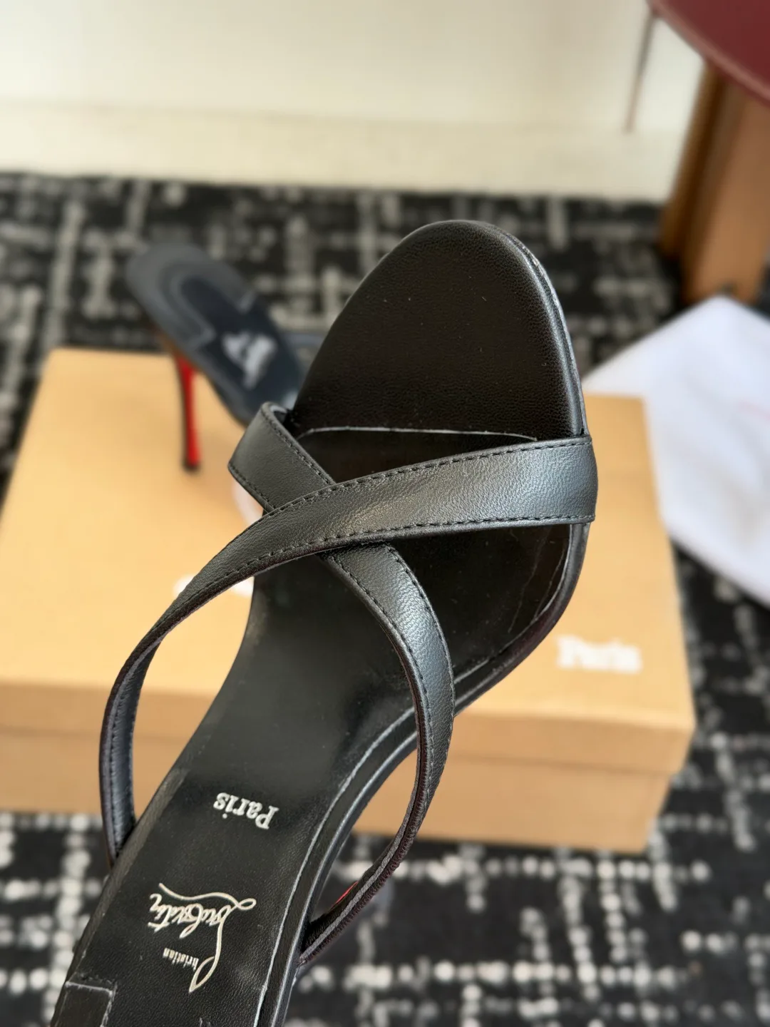 Босоножки Женские Christian Louboutin 17936548