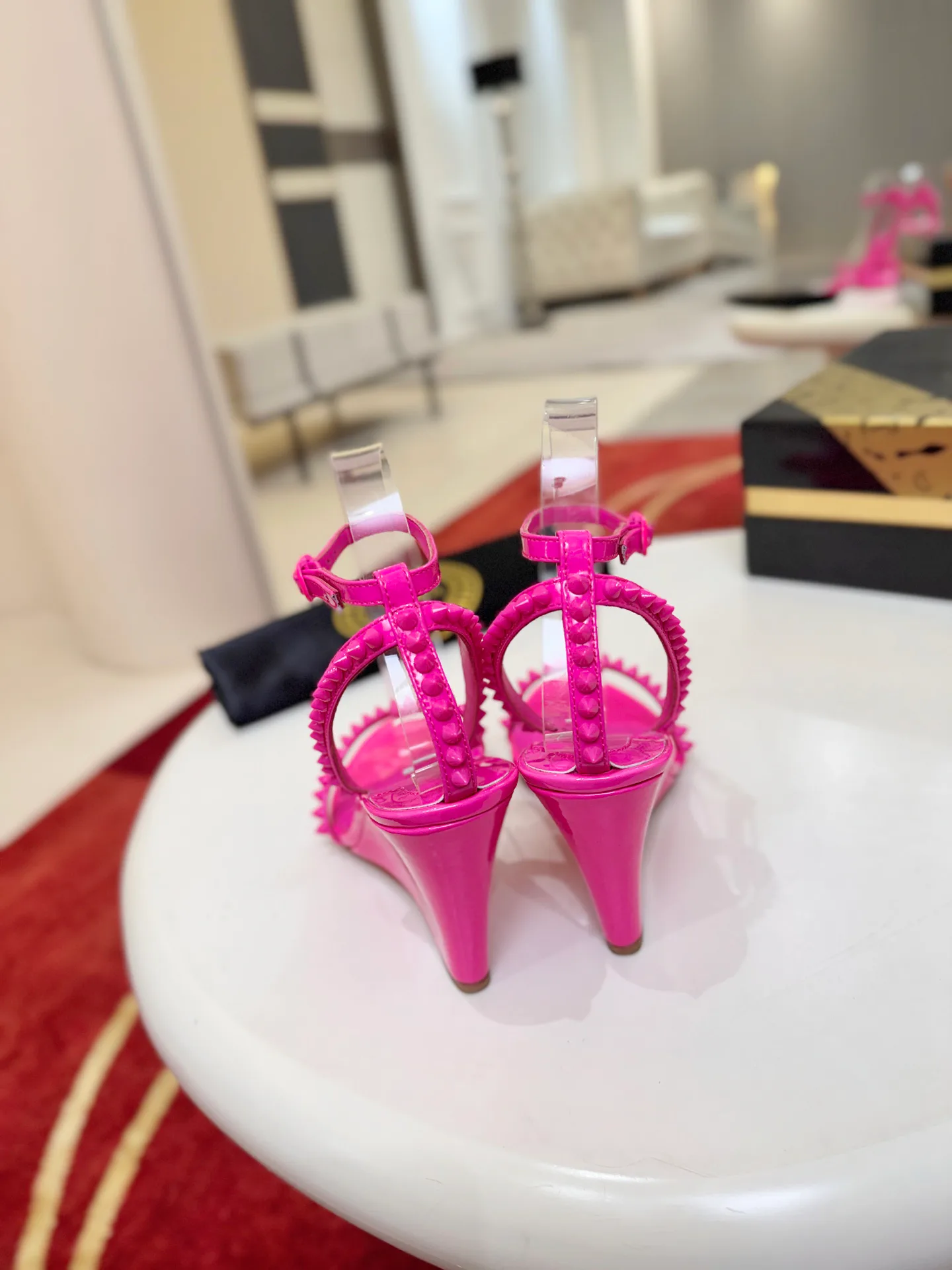 Босоножки Женские Christian Louboutin 18500919