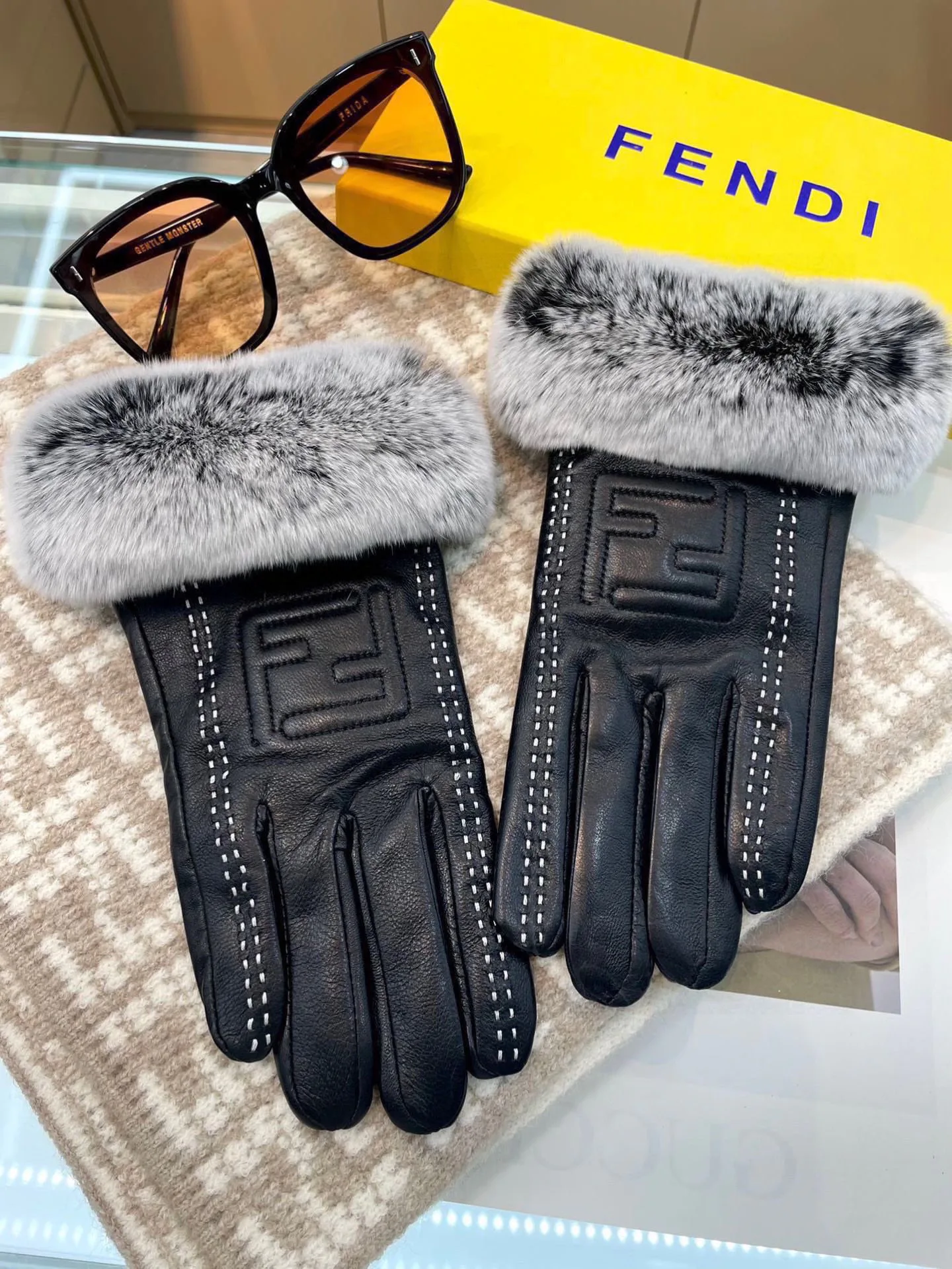 Перчатки Fendi 240488