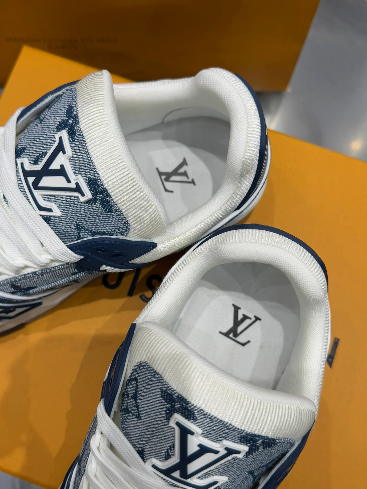 Кроссовки Женские Louis Vuitton 19073355