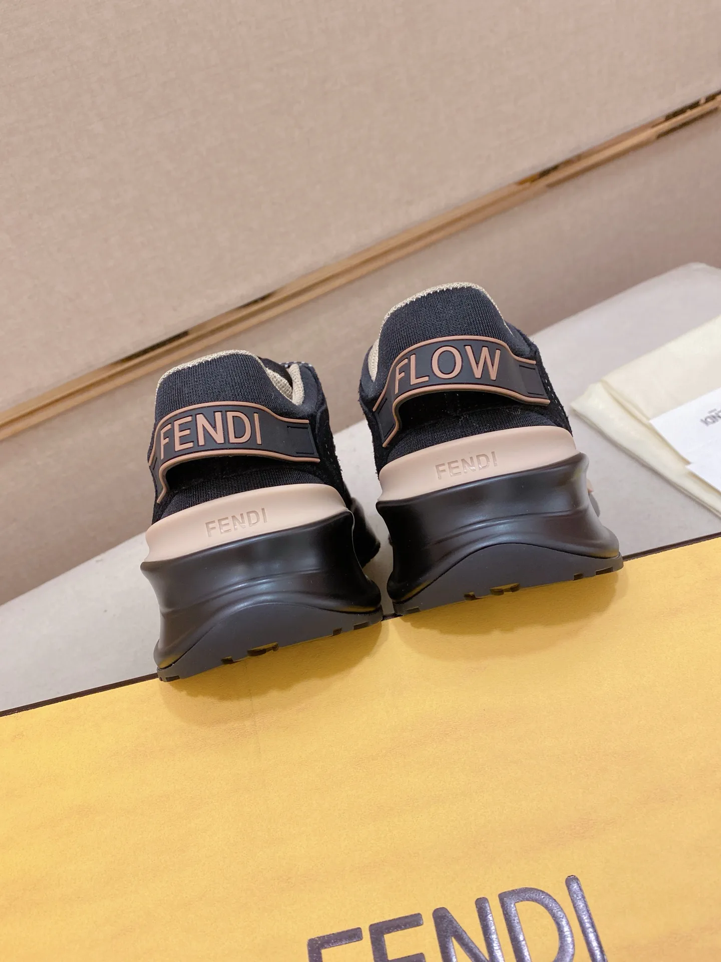 Кроссовки Женские Fendi 211548