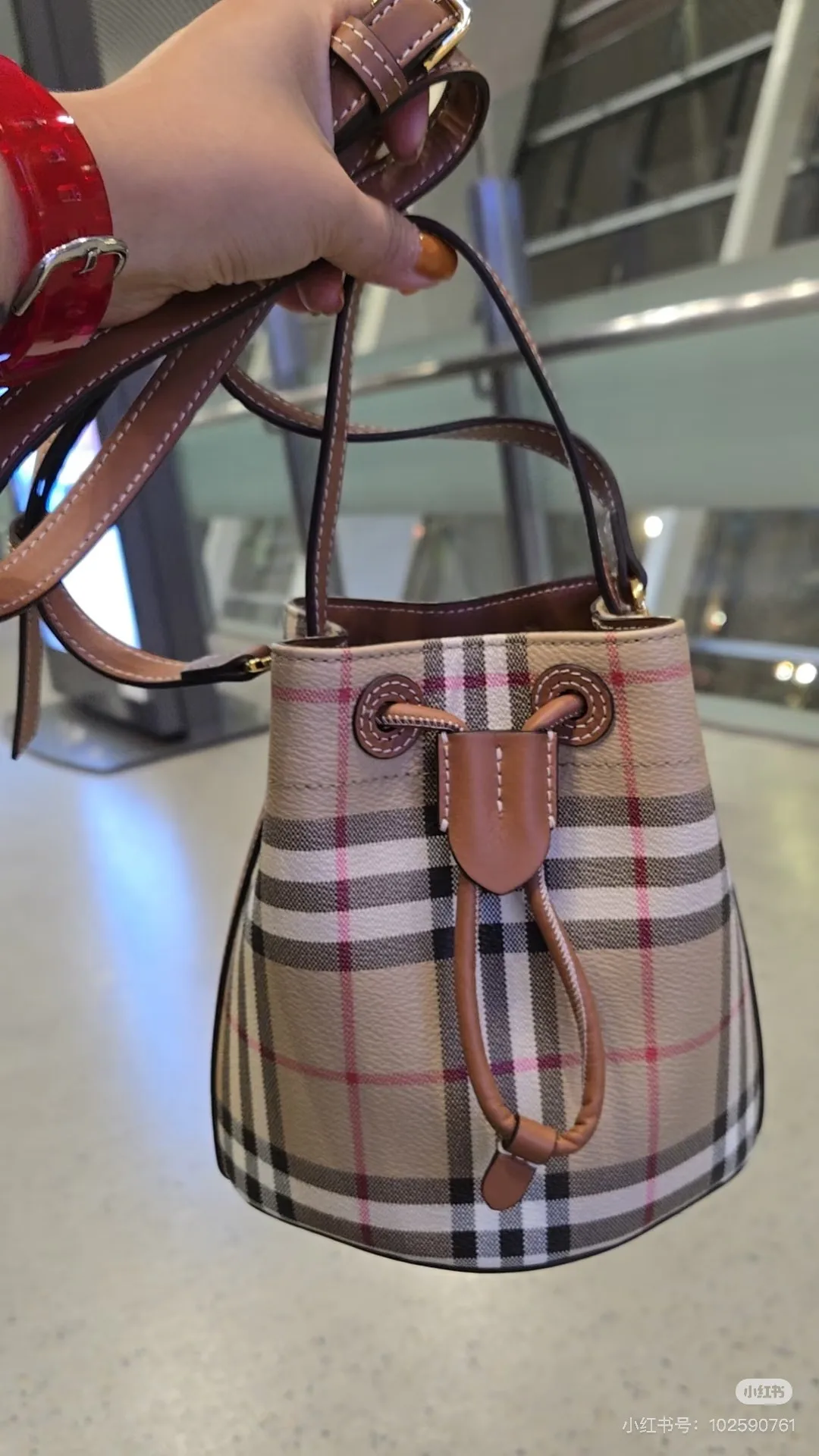 Классические Сумки Женские Burberry 11013023