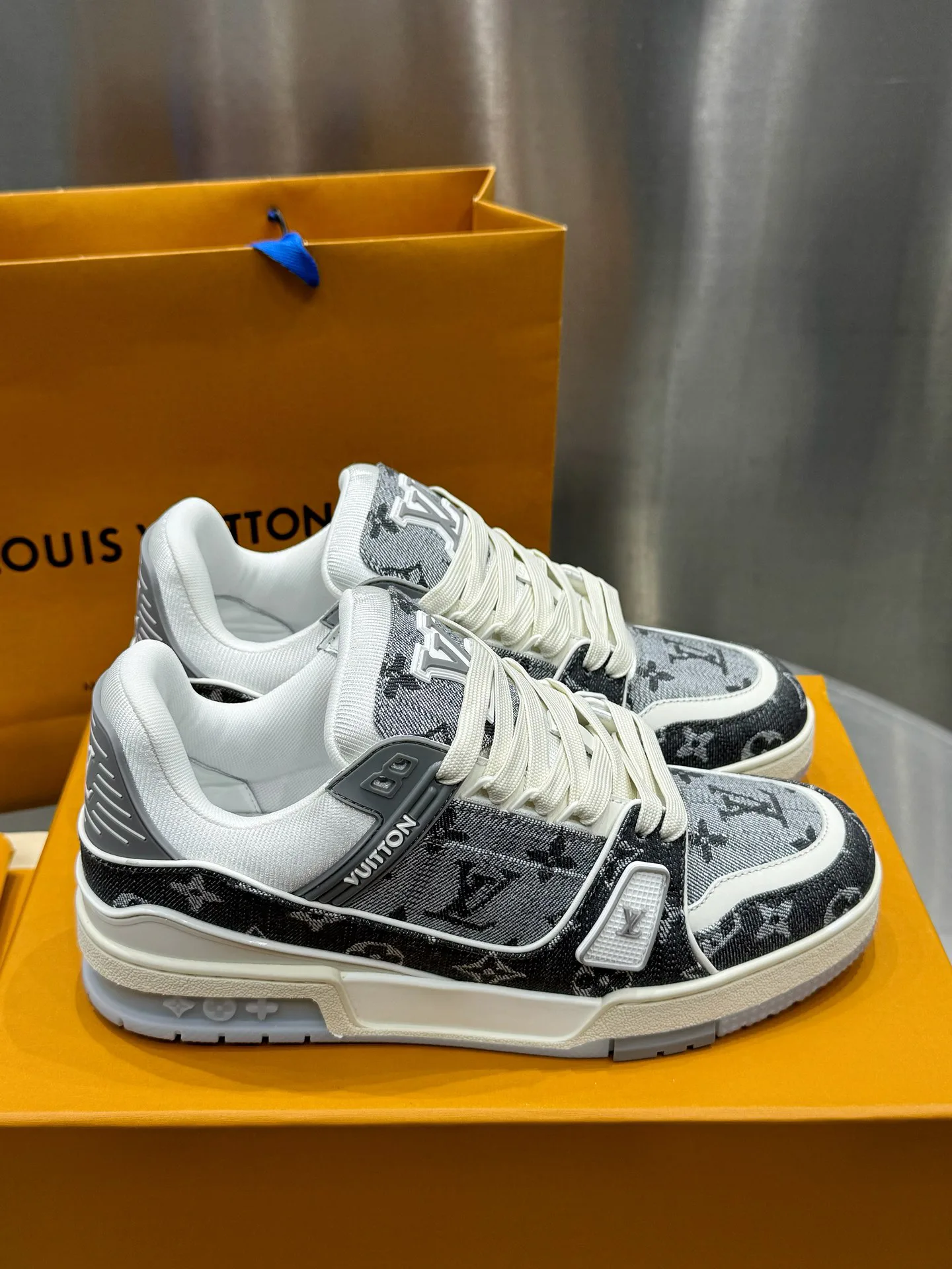 Кроссовки Женские Louis Vuitton 19073357
