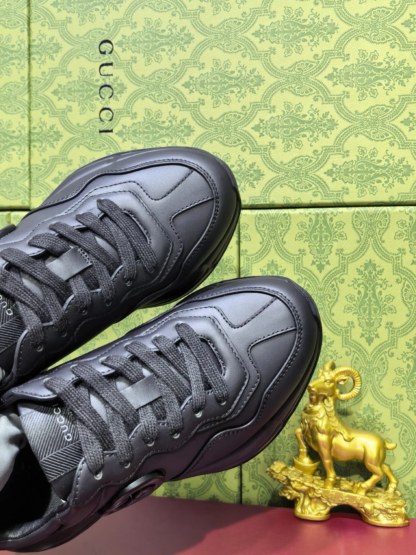 Кроссовки Женские Gucci 18039944
