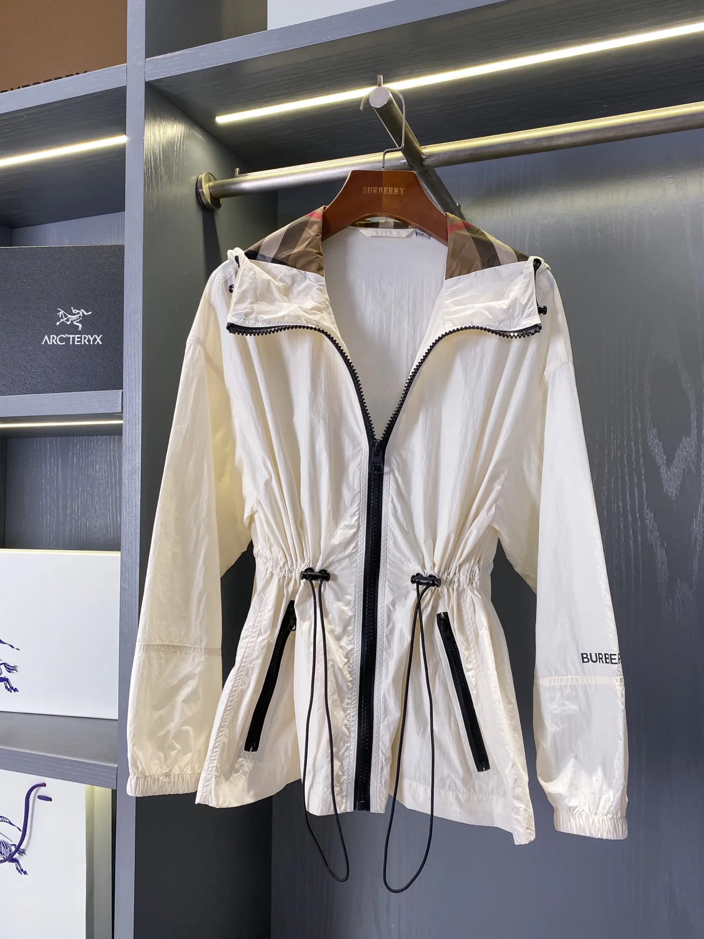 Куртки И Пуховики Женские Burberry 11672144