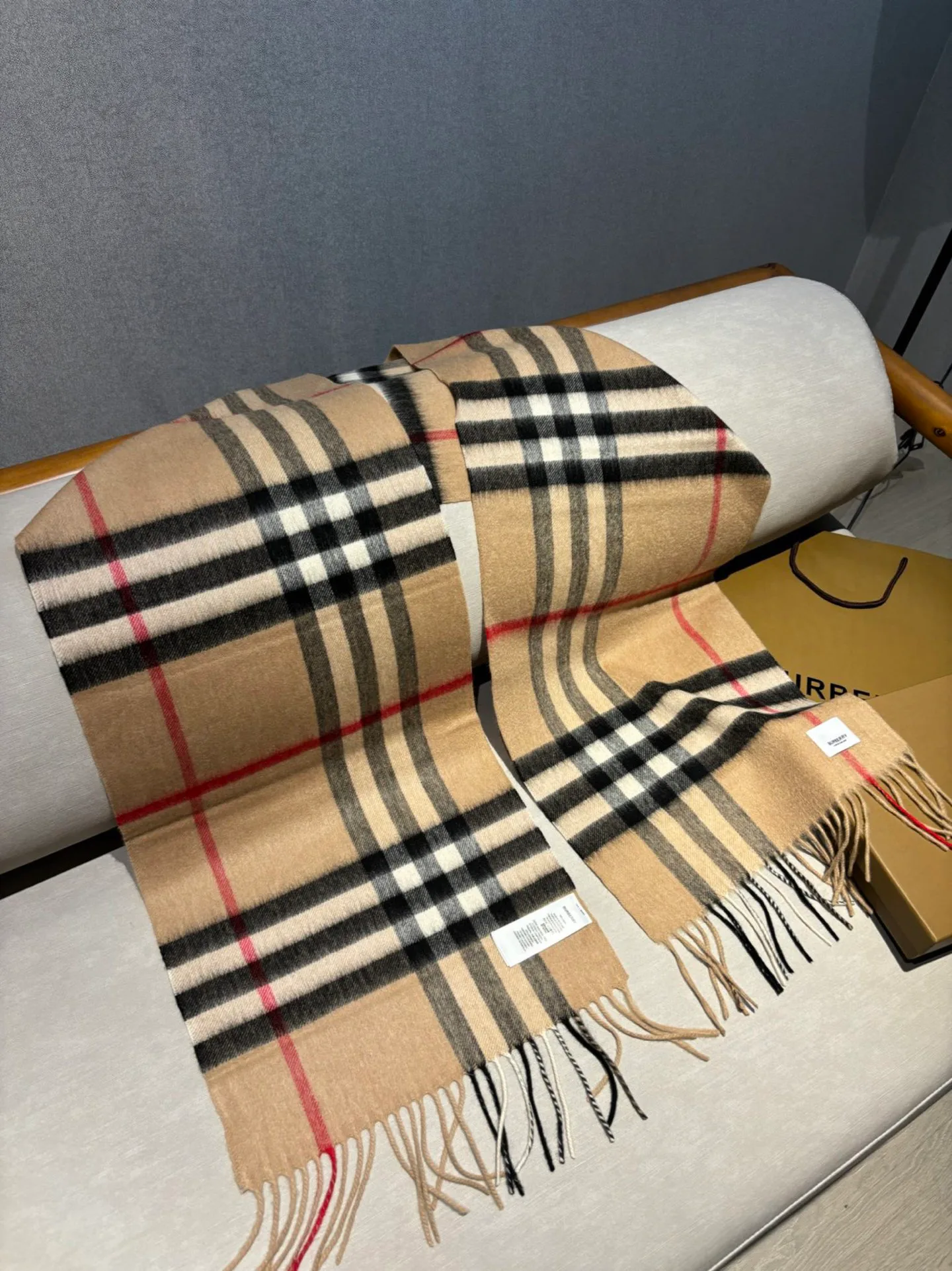 Шарфы Burberry 18507487