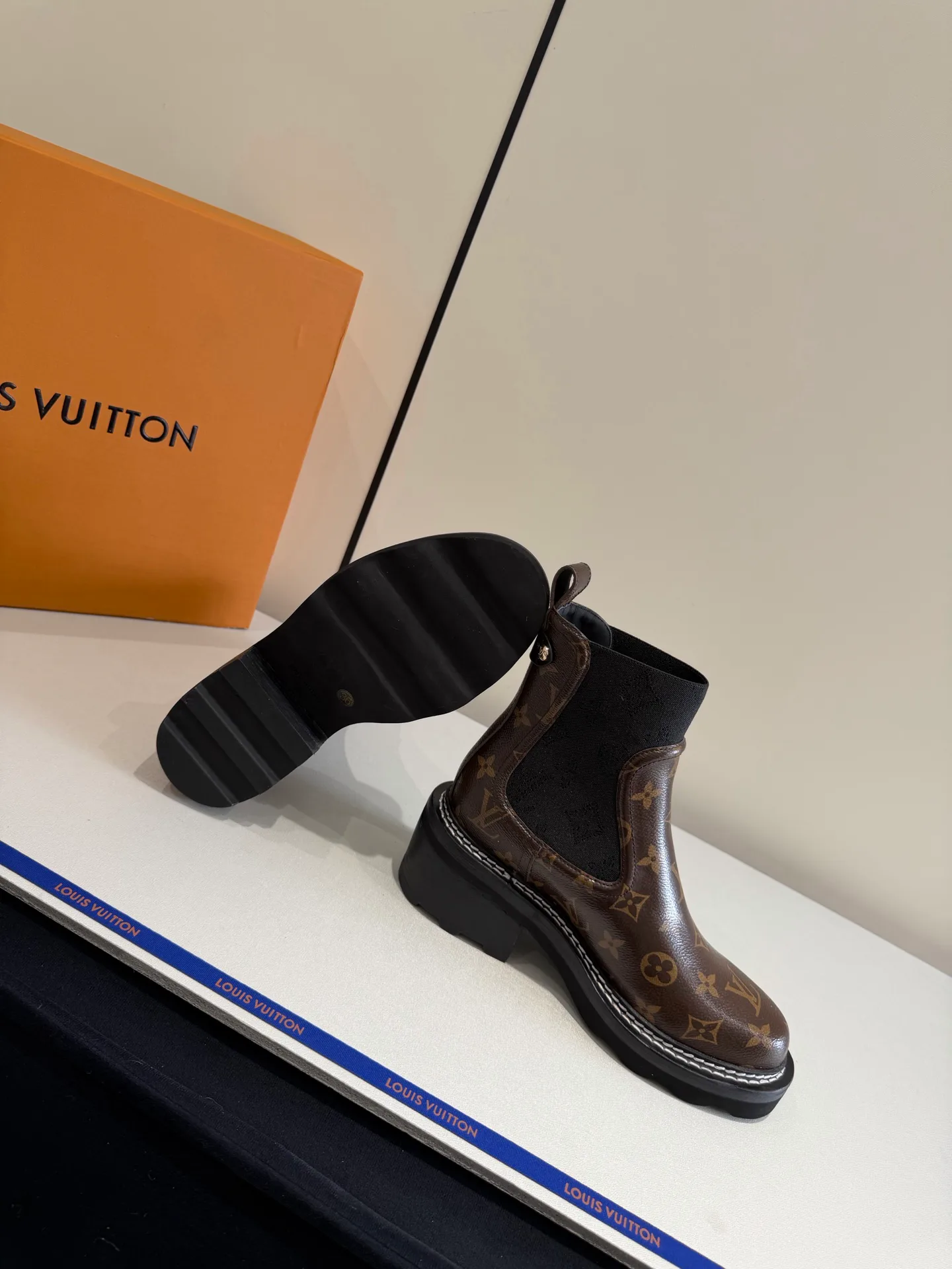 Ботинки Женские Louis Vuitton 19563710
