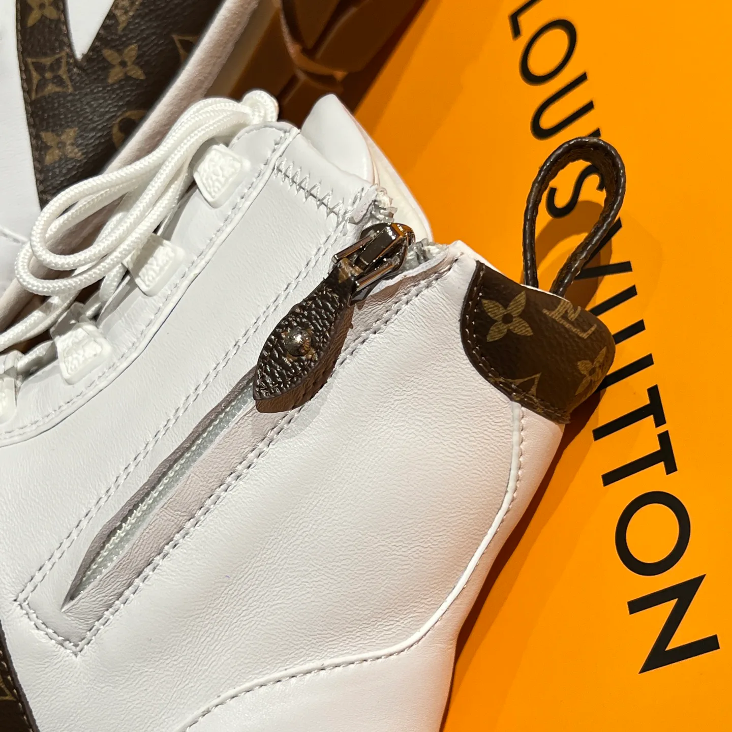 Кроссовки Женские Louis Vuitton 18194173
