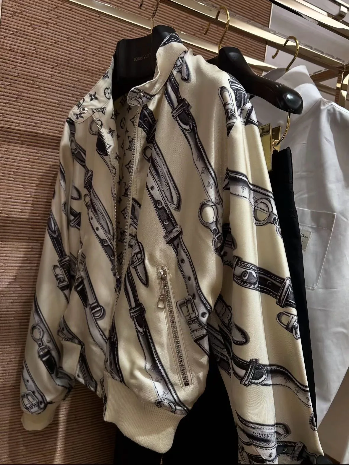 Куртки И Пуховики Женские Louis Vuitton 18324288