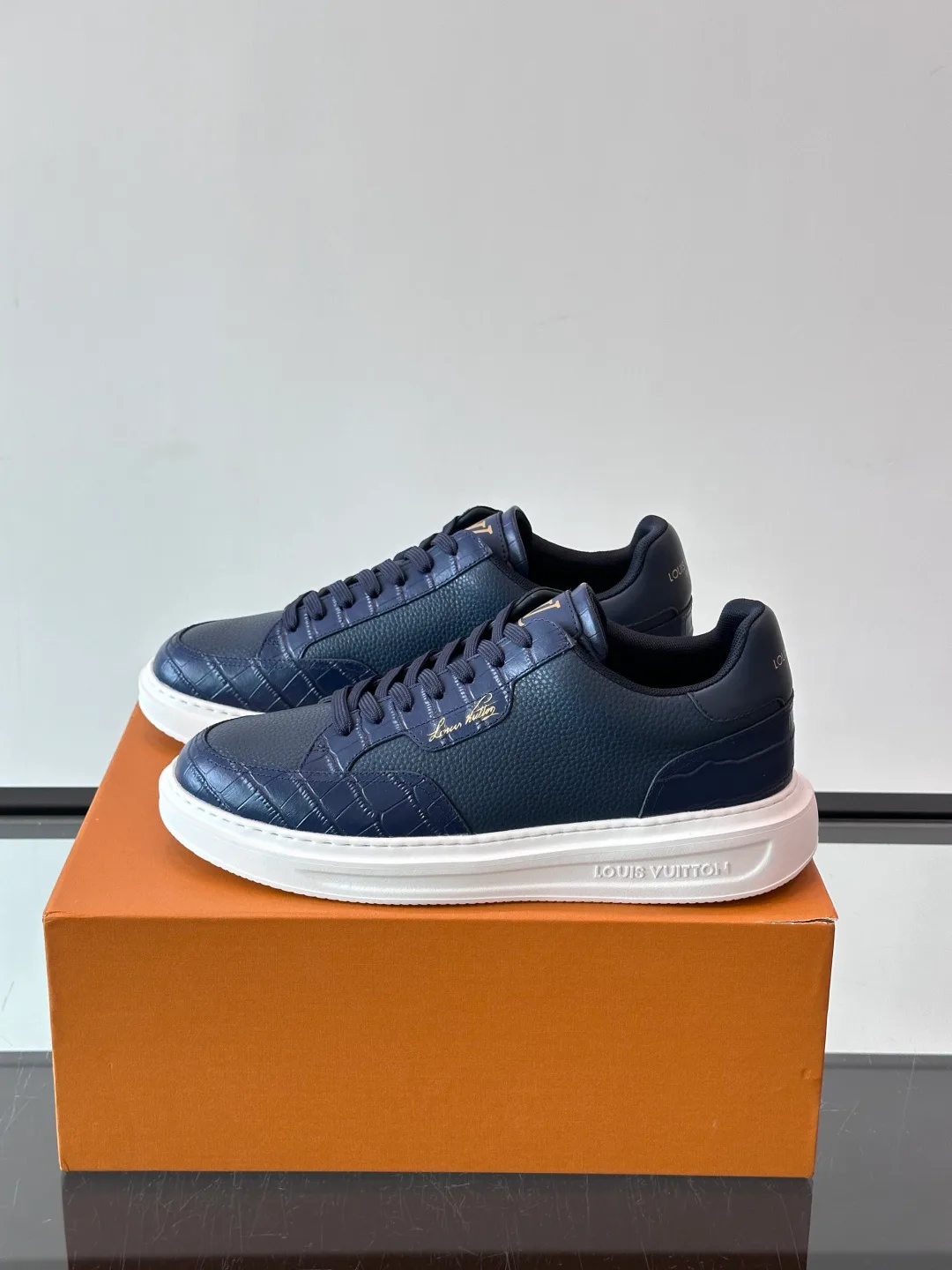Кроссовки Женские Louis Vuitton 18400577