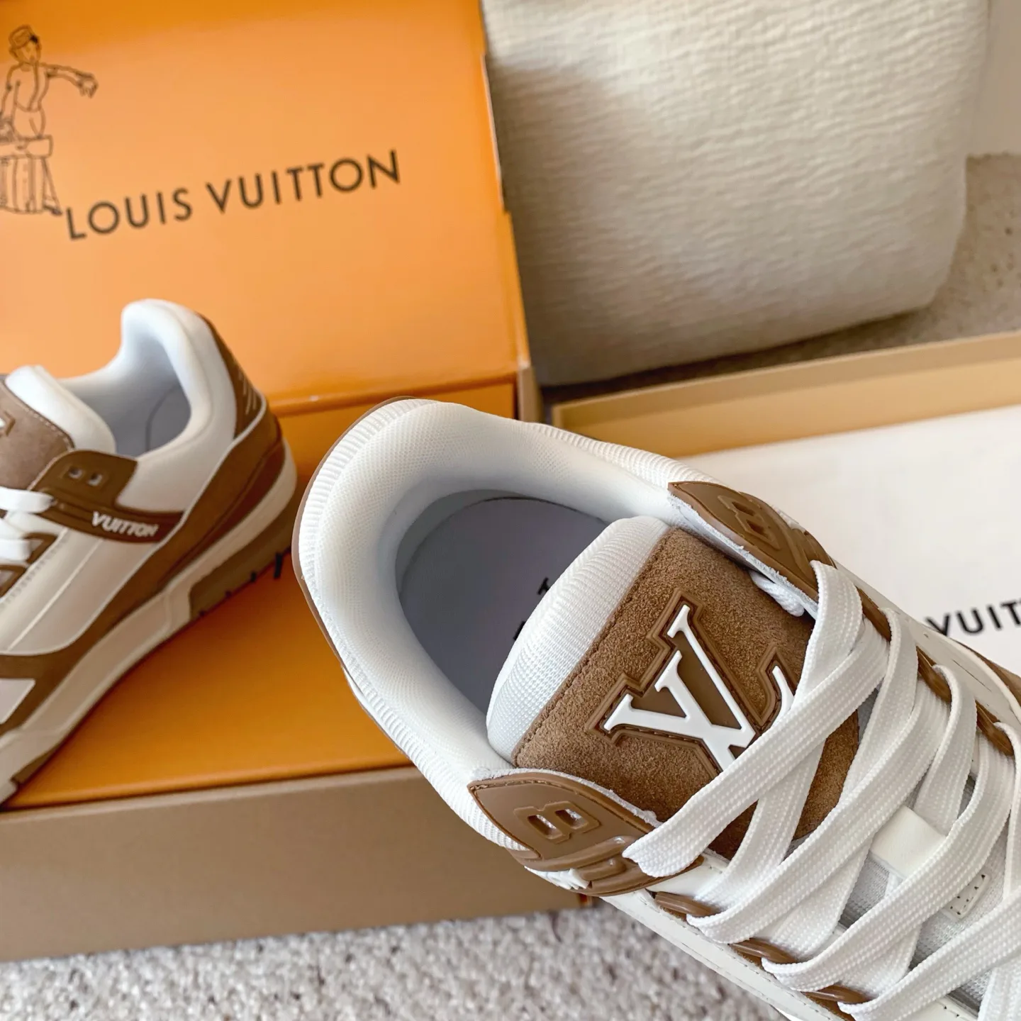 Кроссовки Женские Louis Vuitton 18258361