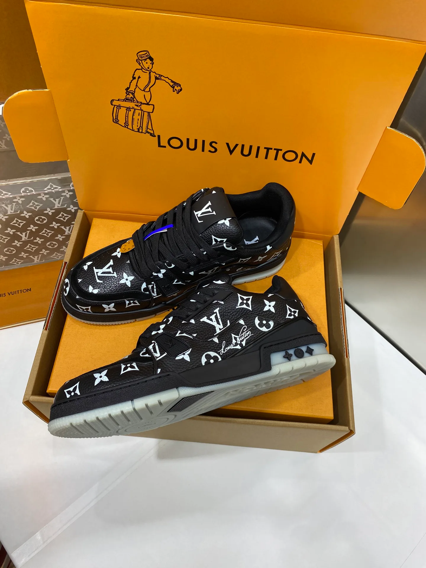 Кроссовки Женские Louis Vuitton 17969035