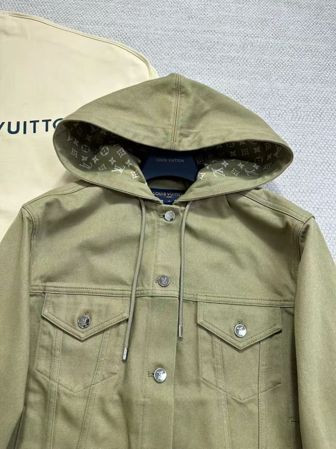 Куртки И Пуховики Женские Louis Vuitton 18189413