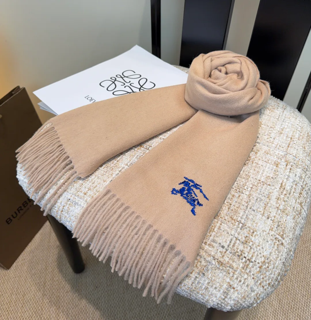 Шарфы Burberry 18449905