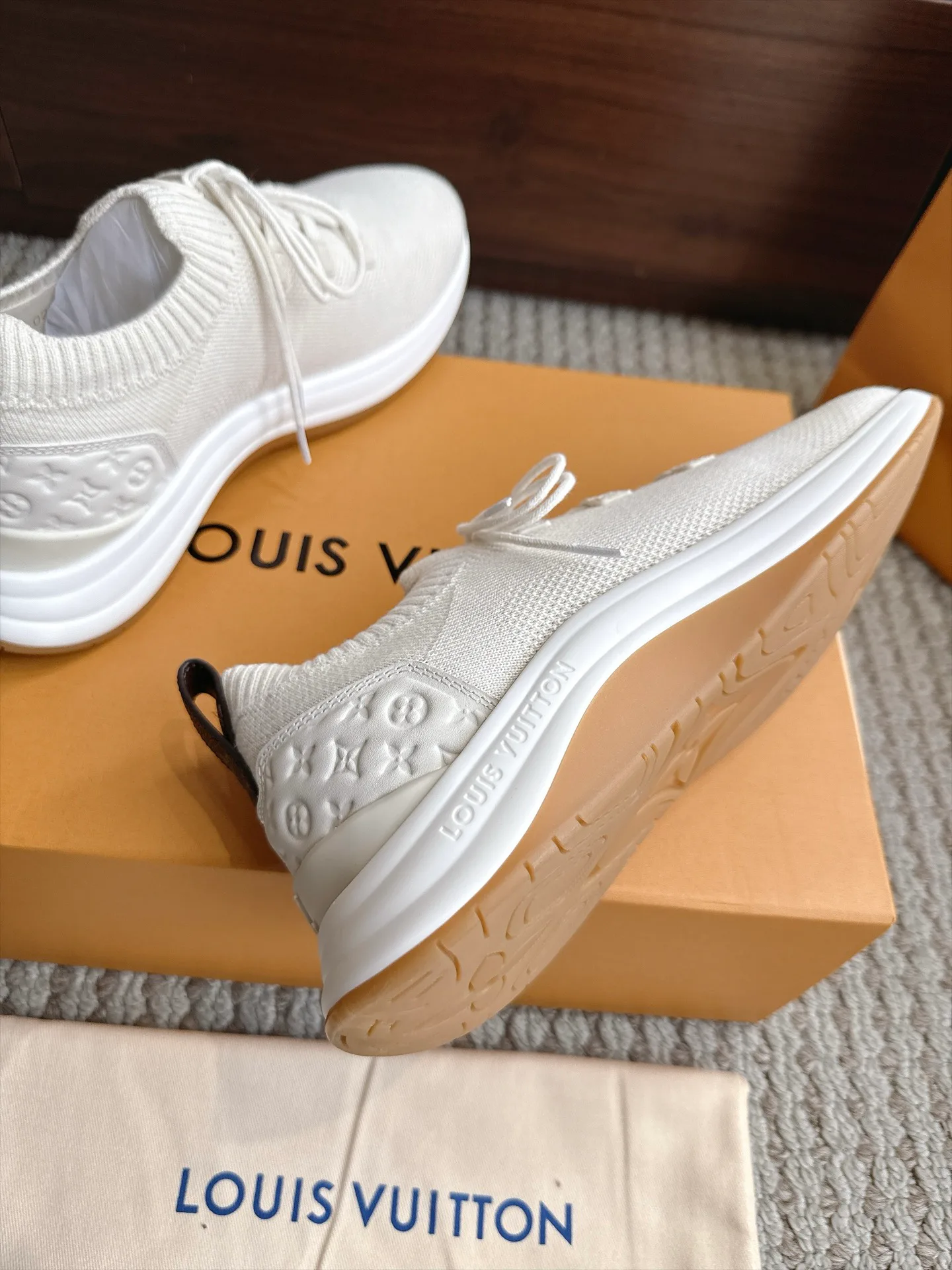 Кроссовки Женские Louis Vuitton 18333245