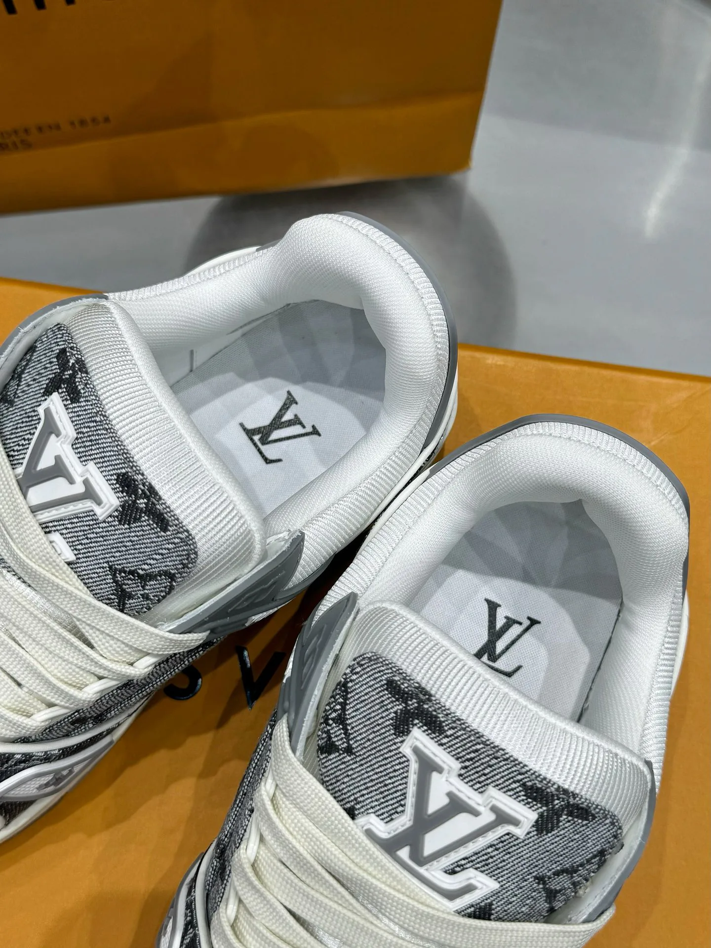 Кроссовки Женские Louis Vuitton 19073357