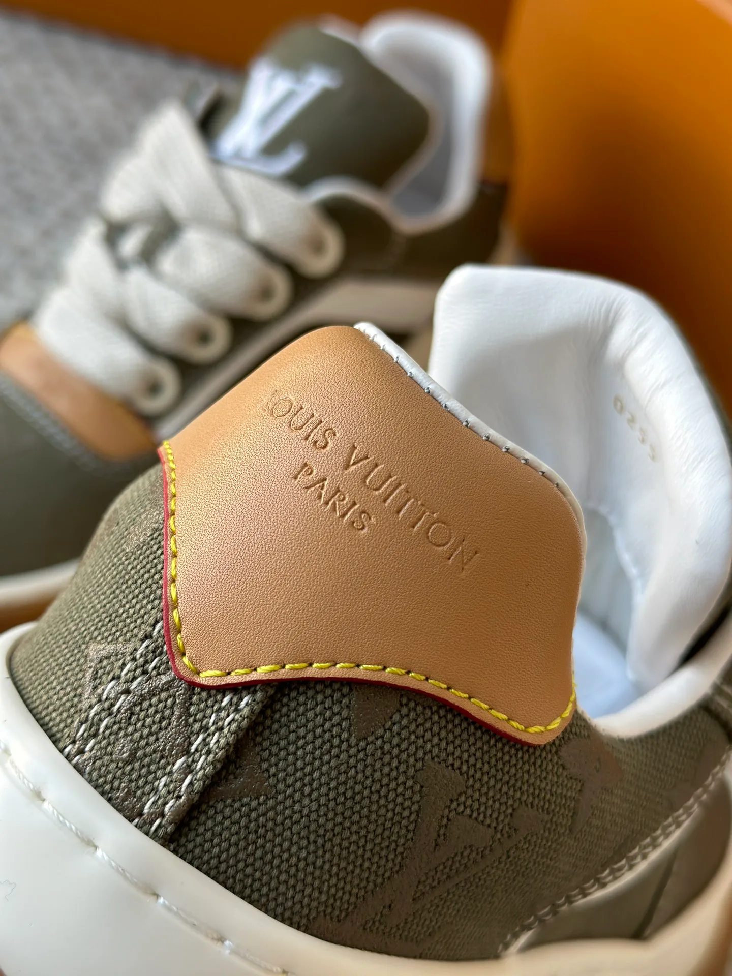 Кроссовки Женские Louis Vuitton 18769312
