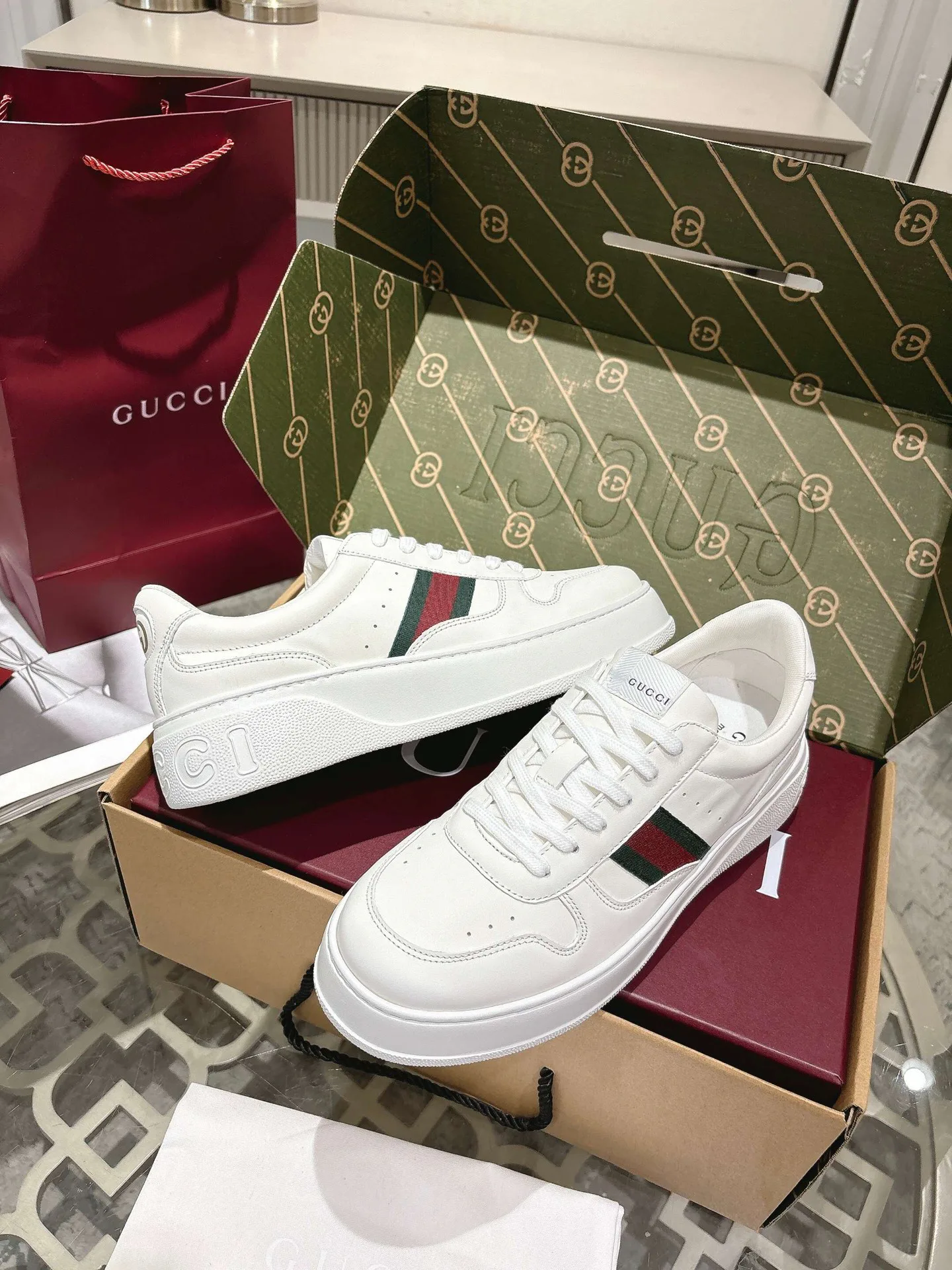 Кроссовки Женские Gucci 18369588