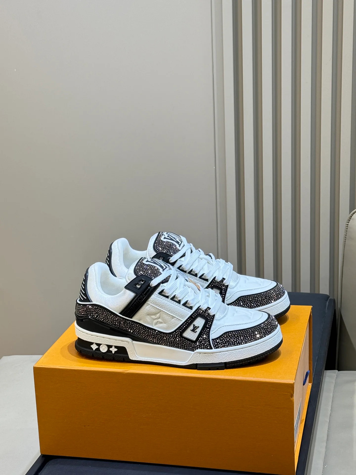 Кроссовки Женские Louis Vuitton 18073568