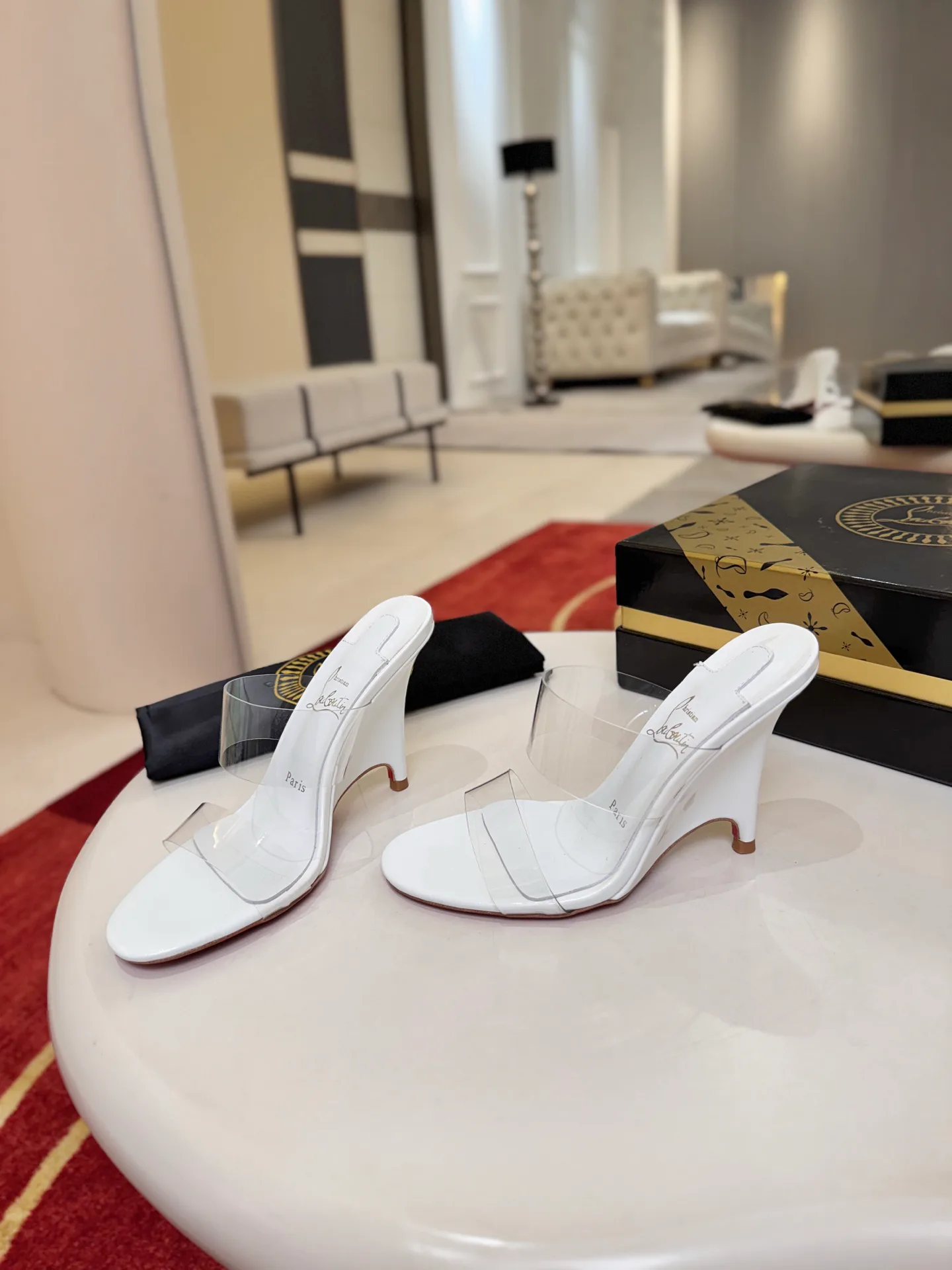 Босоножки Женские Christian Louboutin 19581822