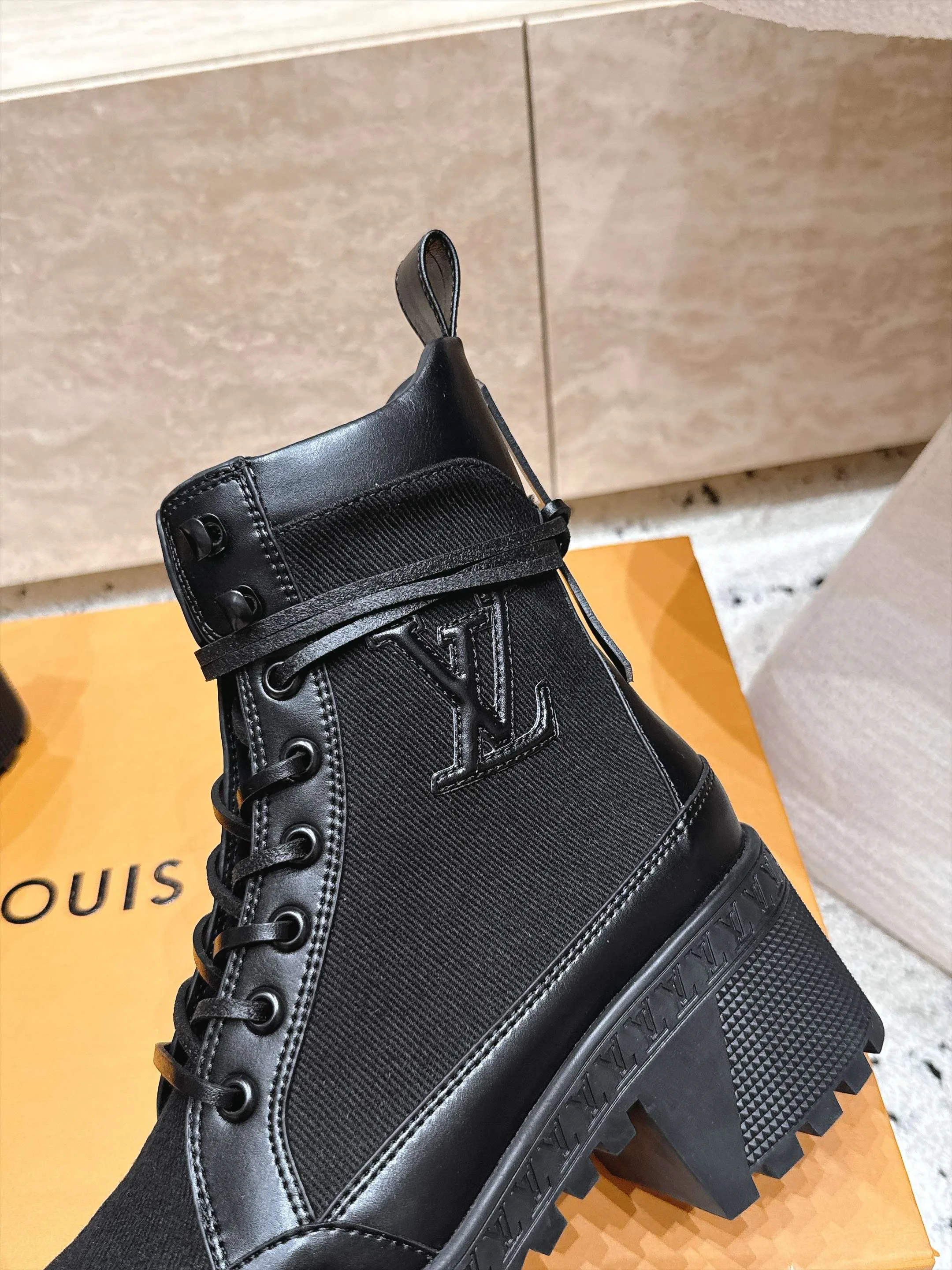 Ботинки Женские Louis Vuitton 18636714