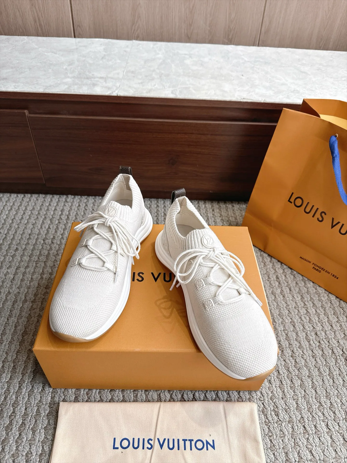 Кроссовки Женские Louis Vuitton 18333245