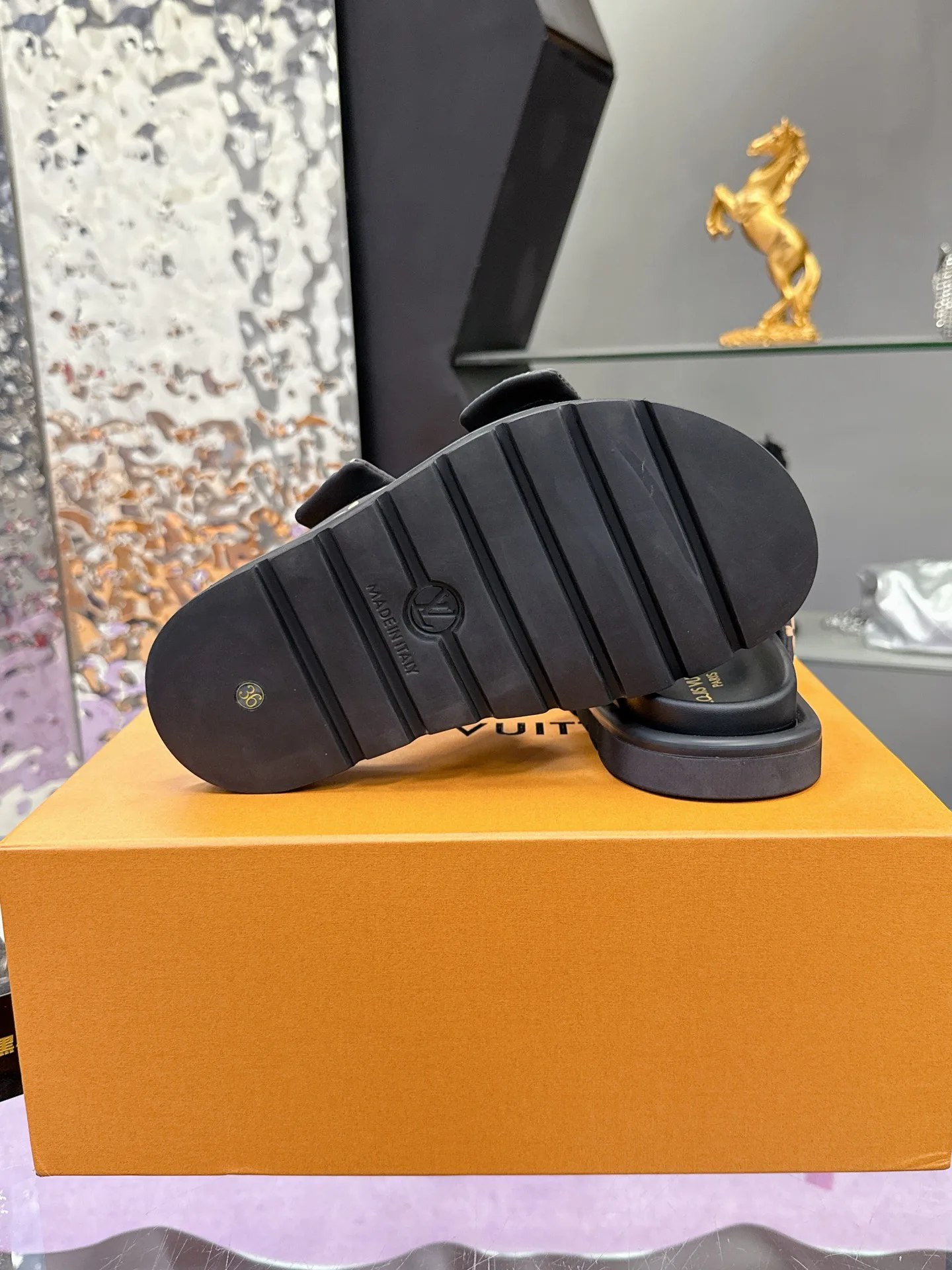 Шлепанцы Женские Louis Vuitton 17530456