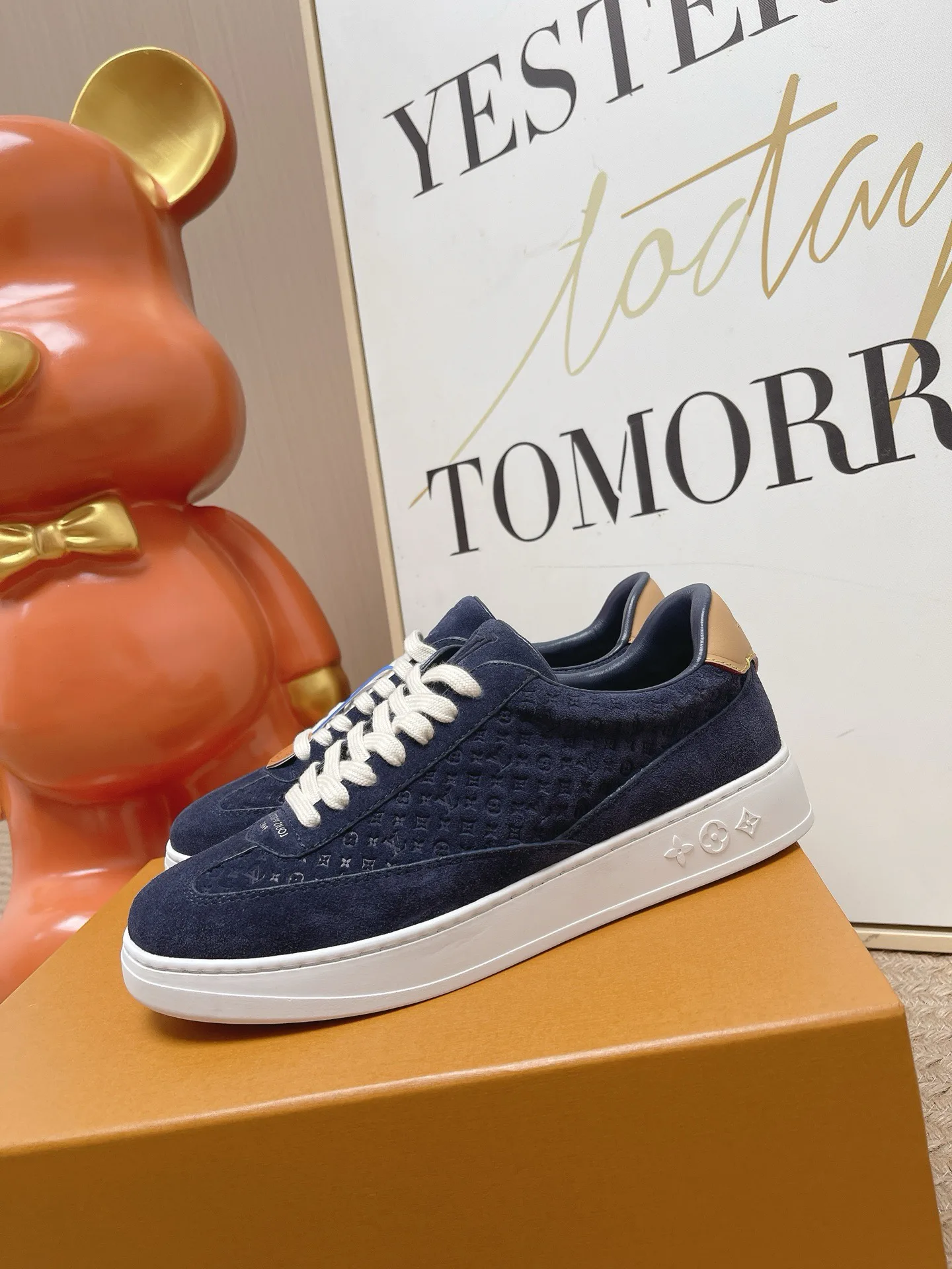 Кроссовки Женские Louis Vuitton 18810901