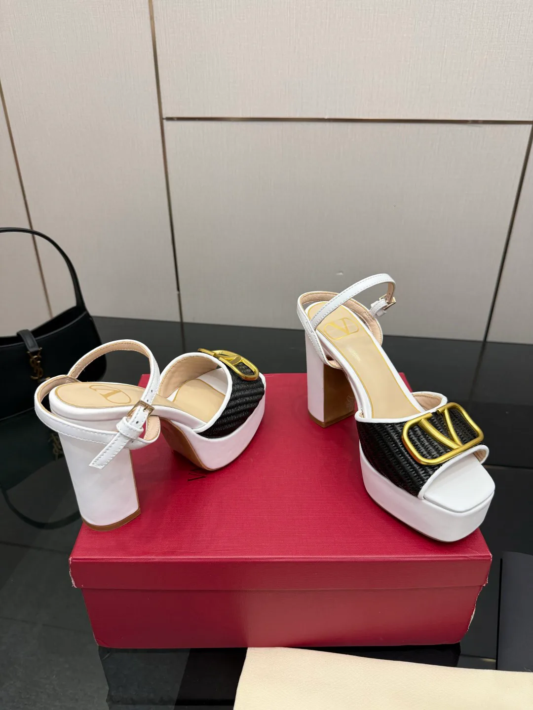 Босоножки Женские Valentino 13241316