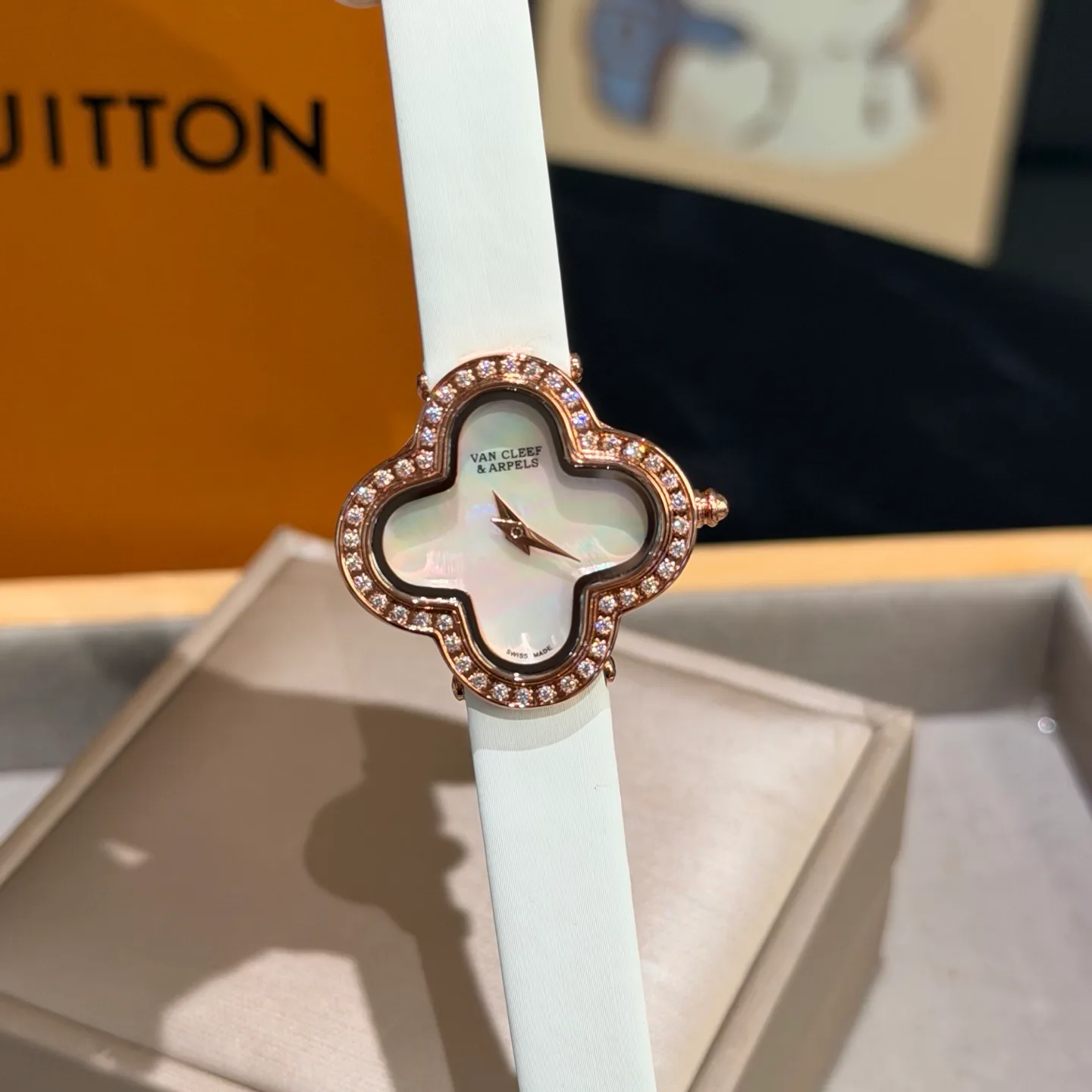 Часы Женские Van Cleef & Arpels 18362058