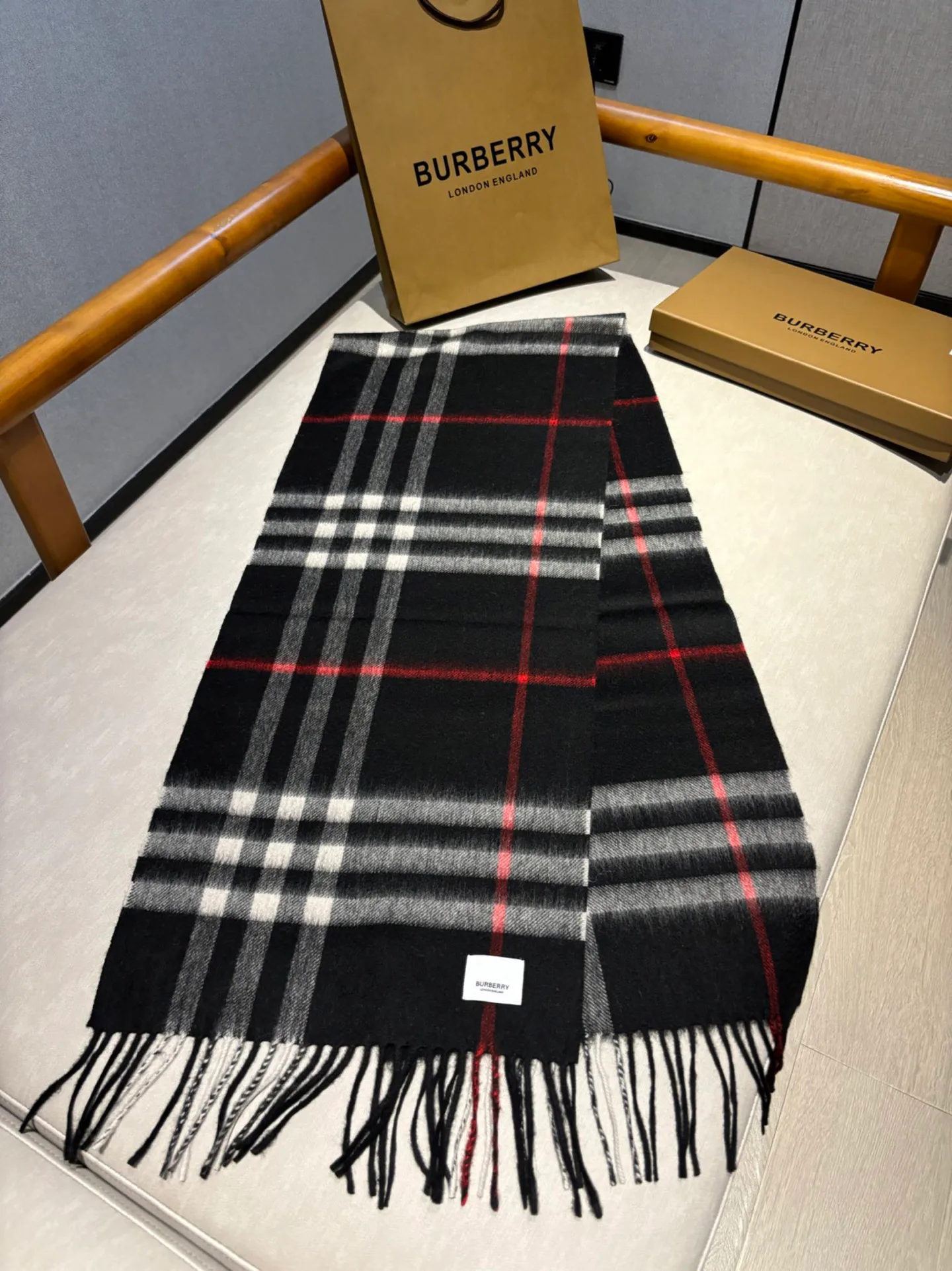 Шарфы Burberry 18507486