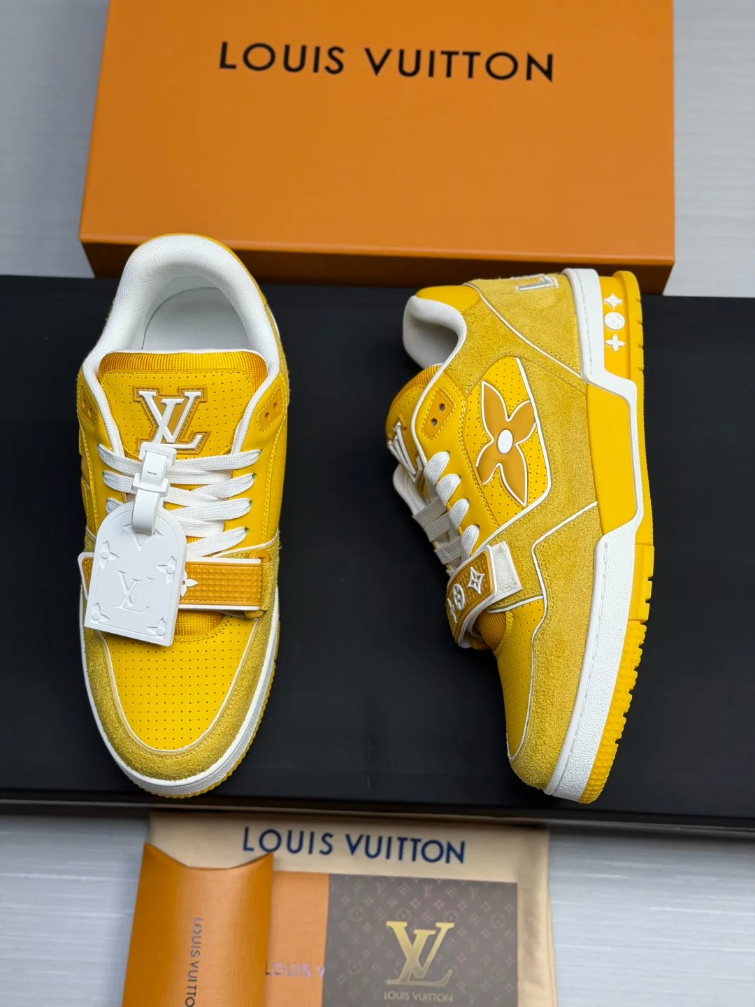 Кроссовки Женские Louis Vuitton 18810906