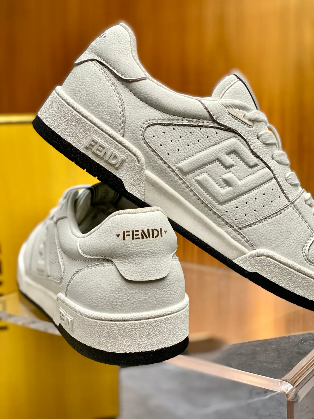 Кроссовки Женские Fendi 18119371