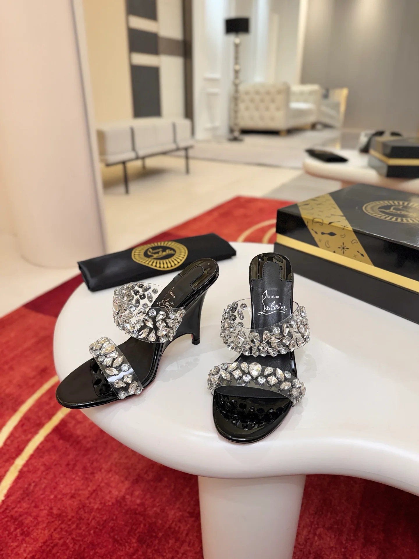 Босоножки Женские Christian Louboutin 18549160