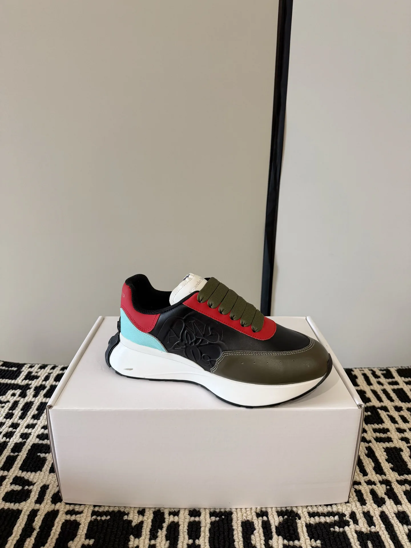 Кроссовки Женские Alexander Mcqueen 13343936