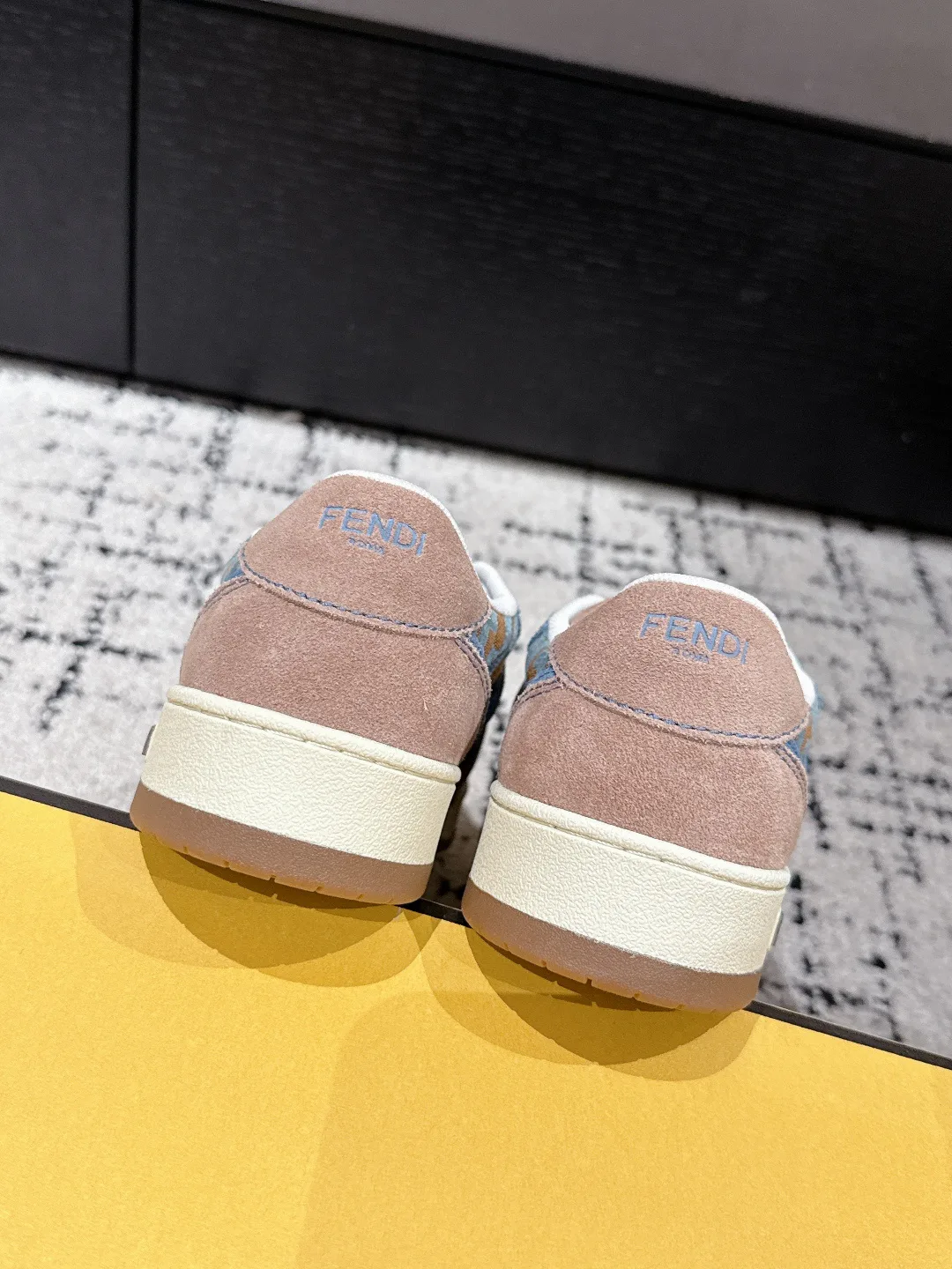 Кроссовки Женские Fendi 11567555