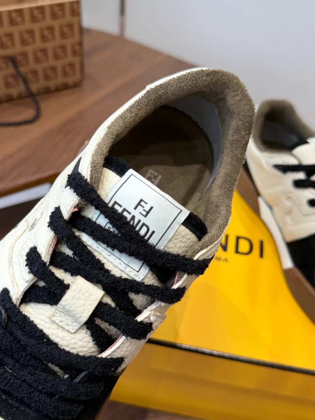 Кроссовки Женские Fendi 17908426