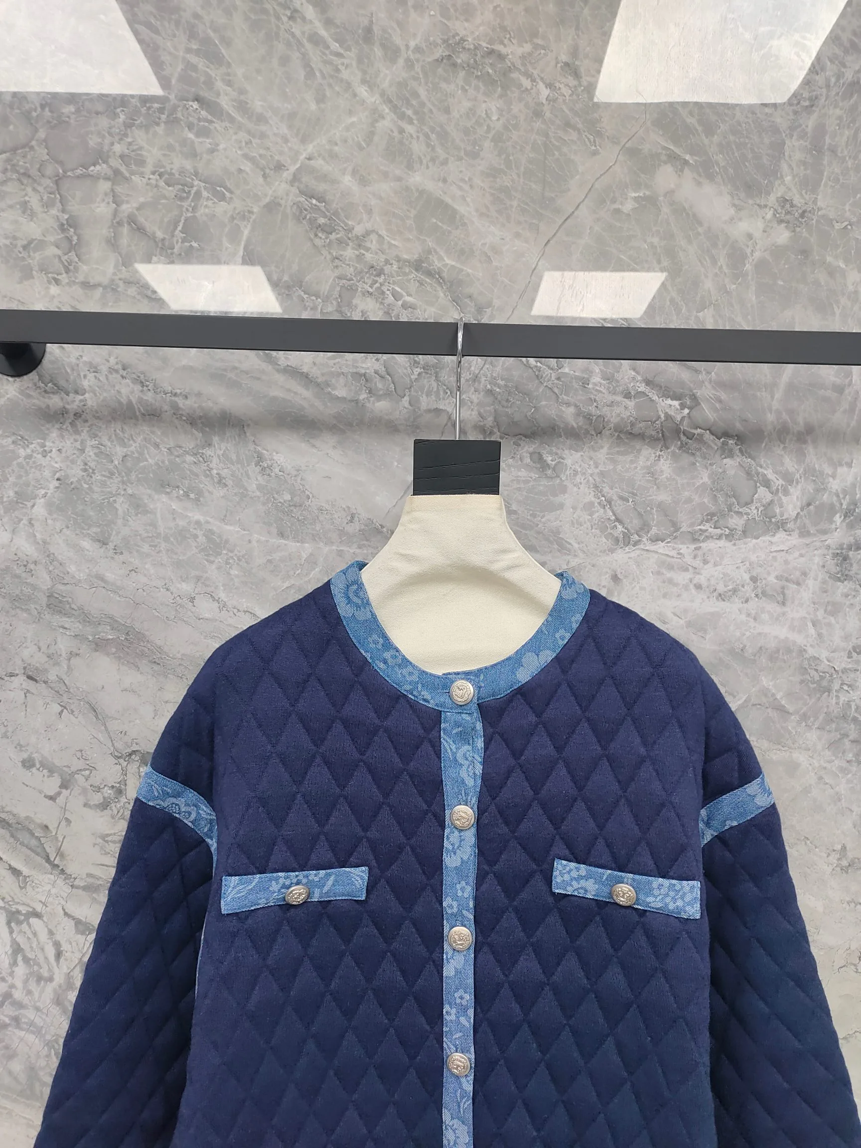 Куртки И Пуховики Женские Chanel 18743609