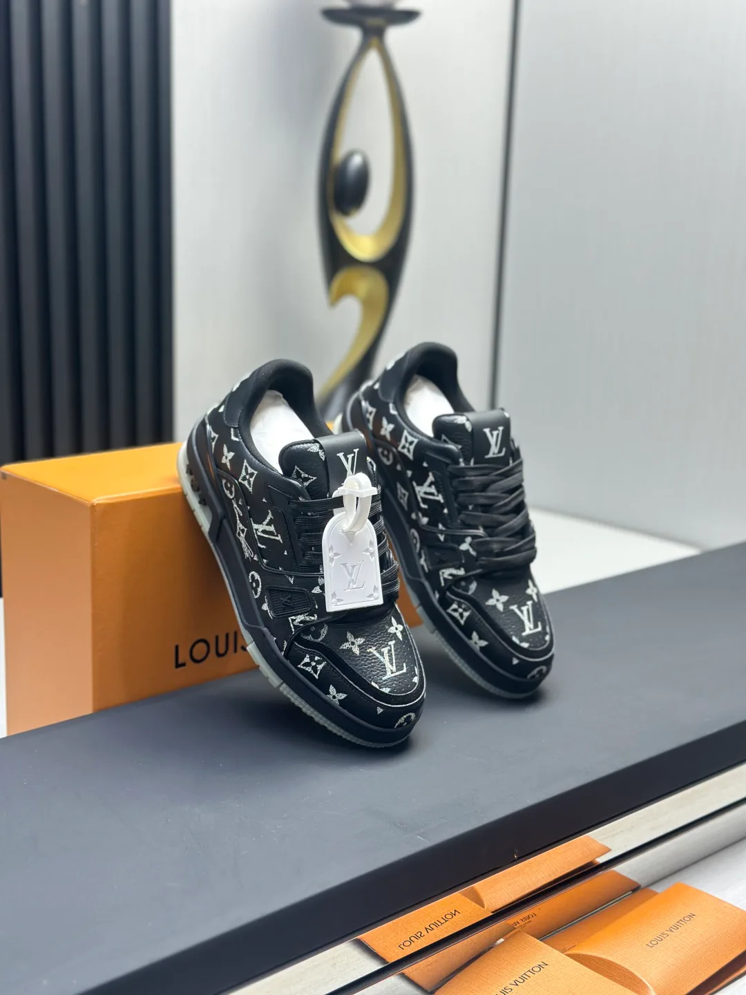 Кроссовки Женские Louis Vuitton 18011572