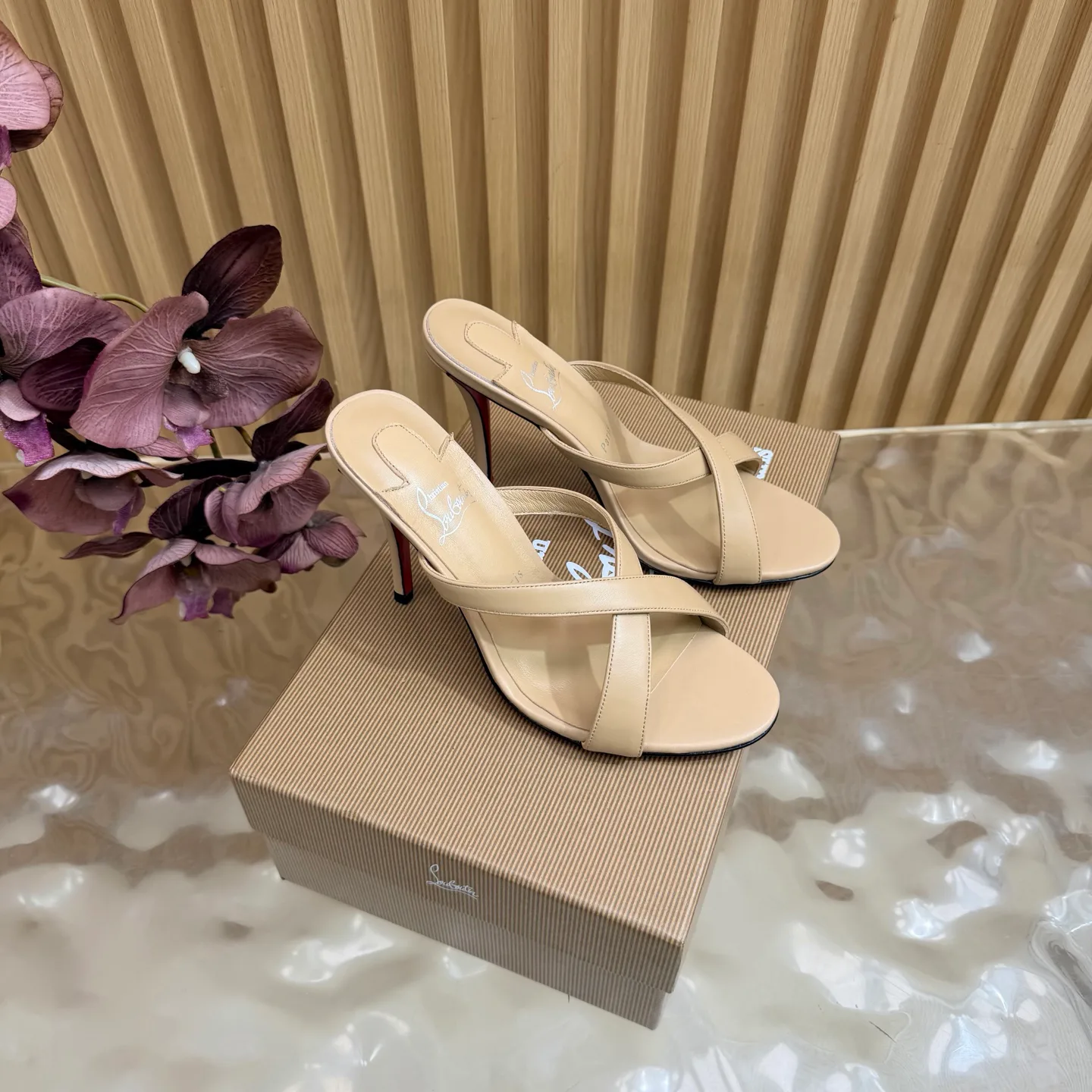 Босоножки Женские Christian Louboutin 18796777
