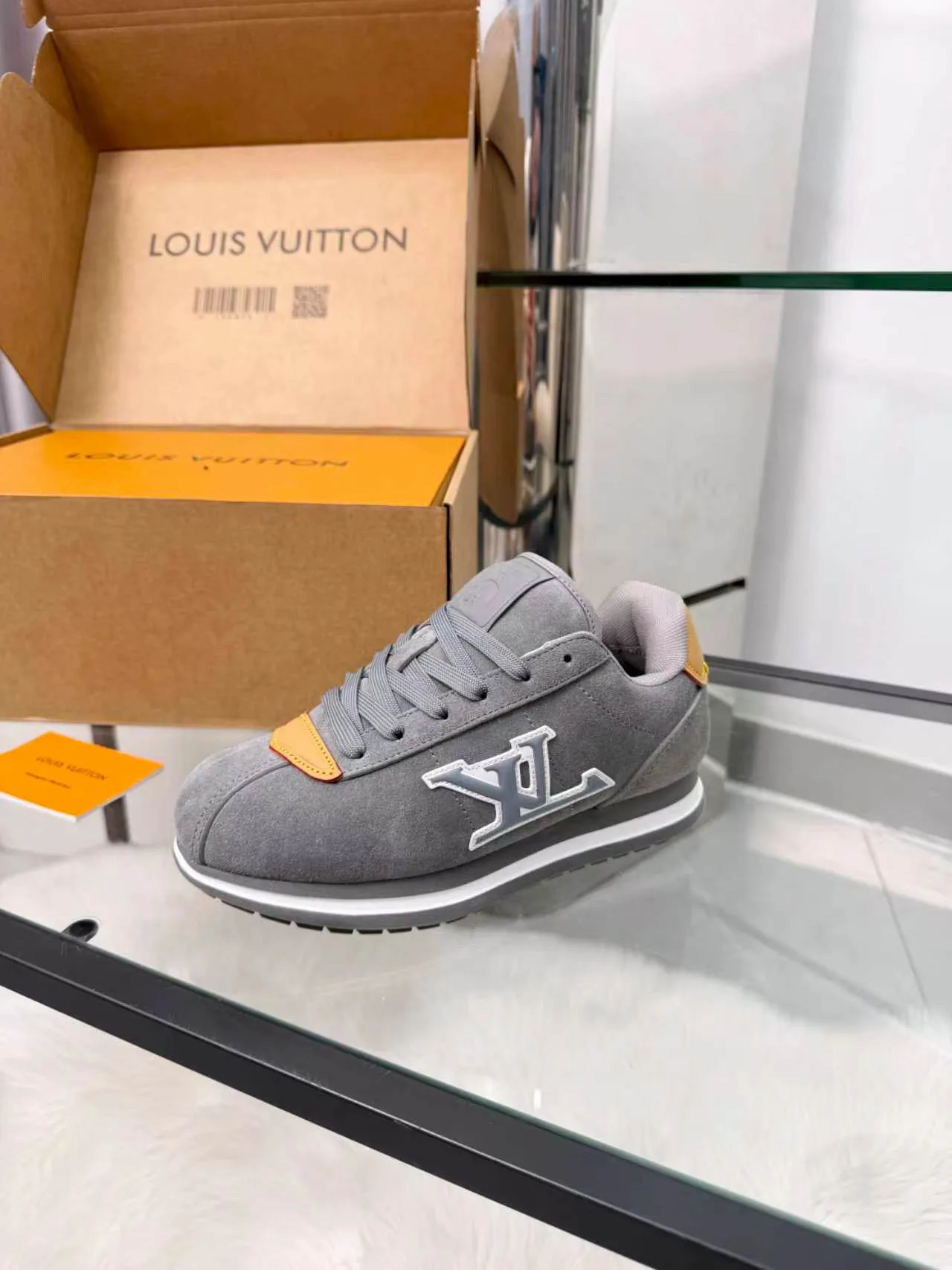 Кроссовки Женские Louis Vuitton 18417395