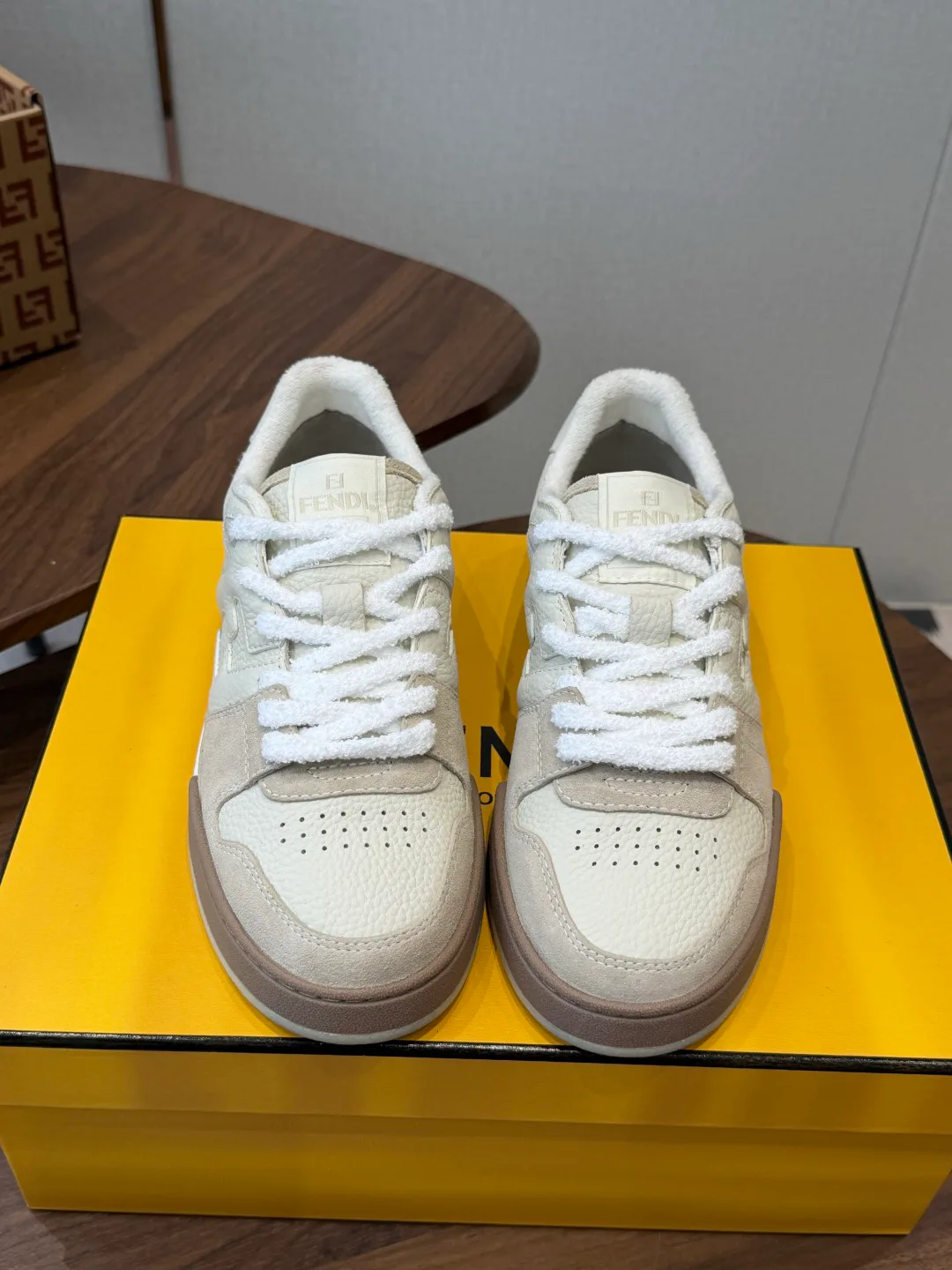 Кроссовки Женские Fendi 17908427