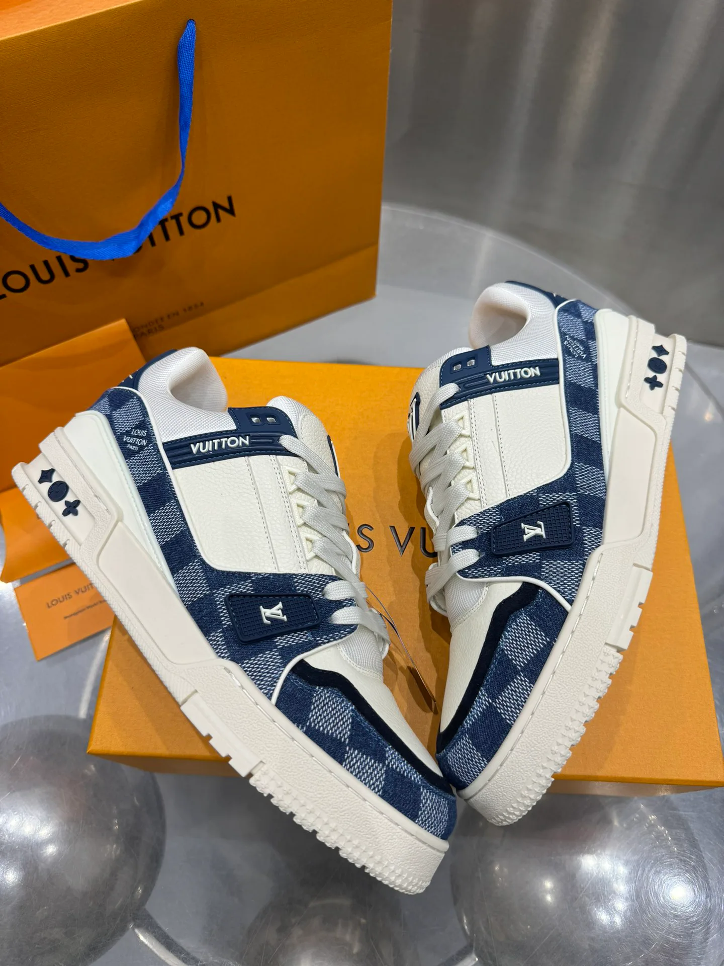 Кроссовки Женские Louis Vuitton 19073368