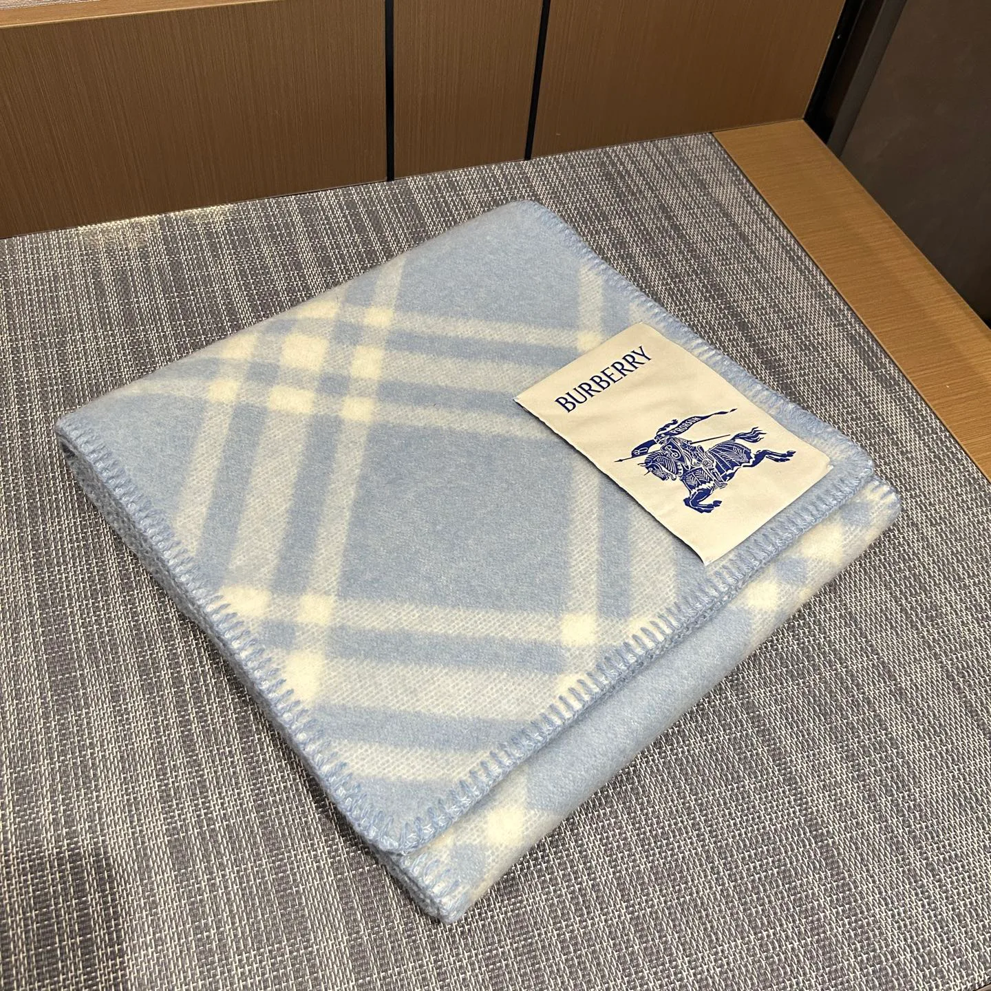 Шарфы Burberry 18507371
