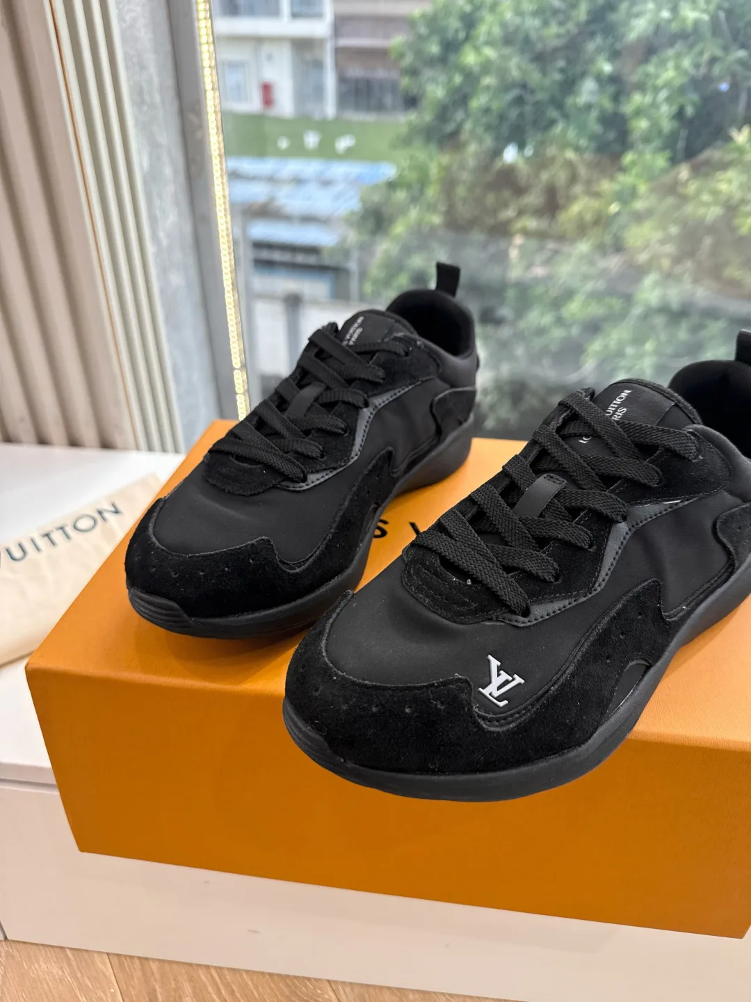Кроссовки Женские Louis Vuitton 18053501