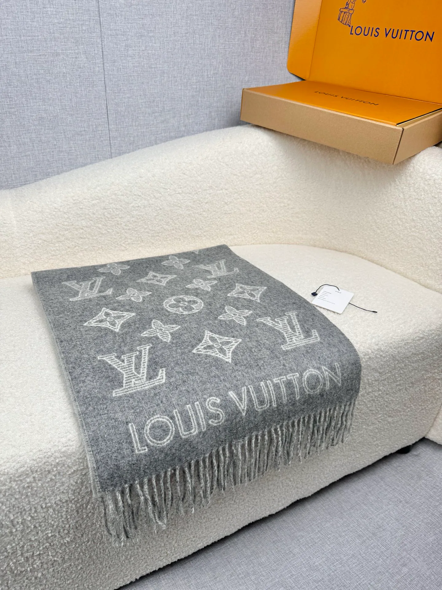 Шарфы Louis Vuitton 18574630