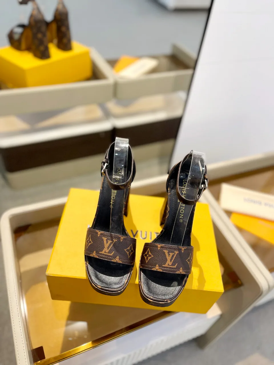 Босоножки Женские Louis Vuitton 17946834